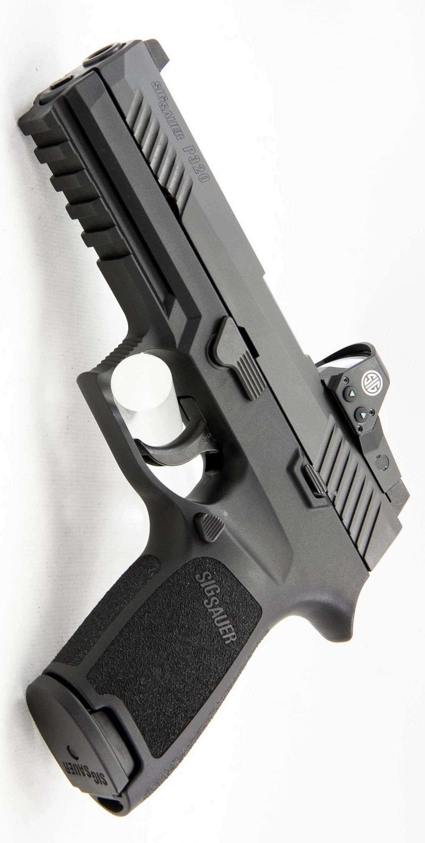 槍枝 桌布 壁紙 — 一把黑色Sig Sauer P320手槍，配備紅點瞄準鏡，傾斜放置在純白色背景上。