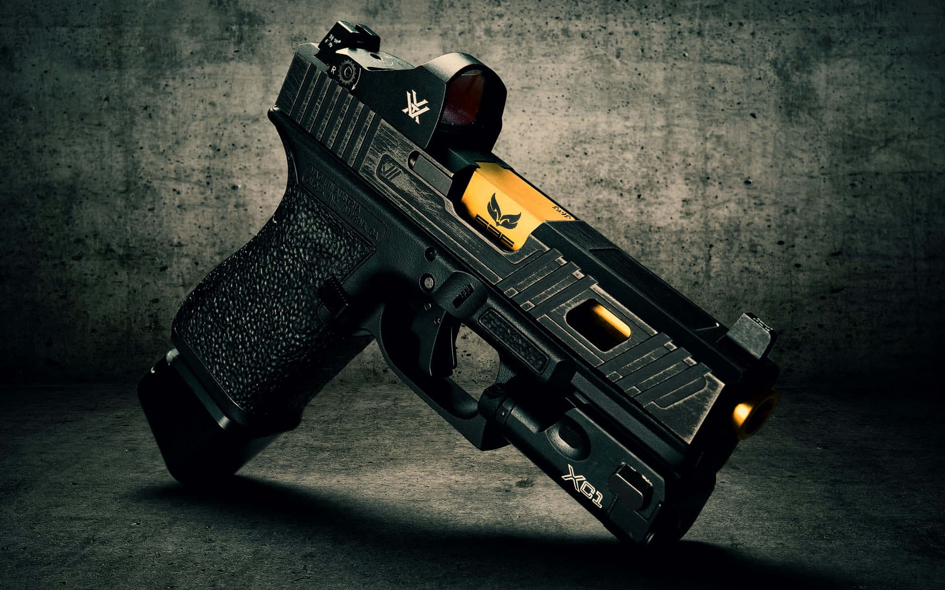 Glock 19 桌布 壁紙 — 一把黑色戰術手槍帶有發光的橙色點綴，靠在紋理混凝土牆上，在戲劇性的燈光下。