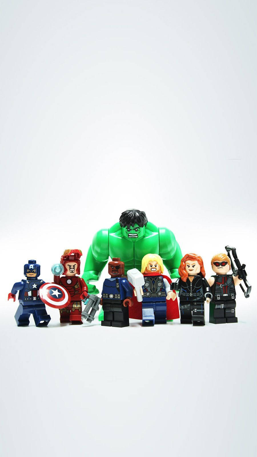 復仇者聯盟標誌 桌布 壁紙 — 一排LEGO Marvel超級英雄，包括浩克、美國隊長、鋼鐵人、索爾、黑寡婦和鷹眼，在純白色背景前擺姿勢。