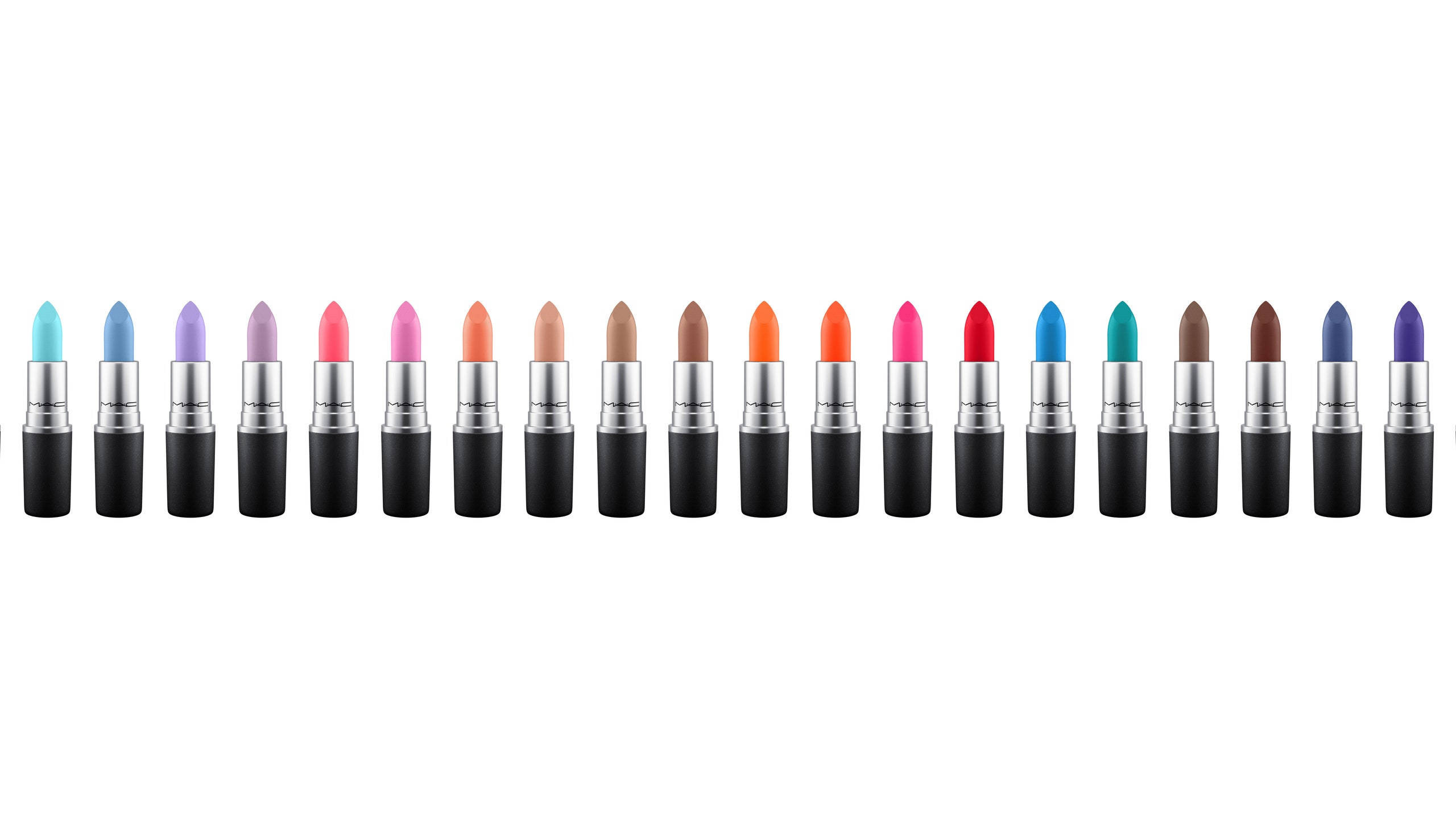 Cosmetics 桌布 壁紙 — 一排MAC唇膏，色彩鮮豔柔和，在潔白背景上展示。