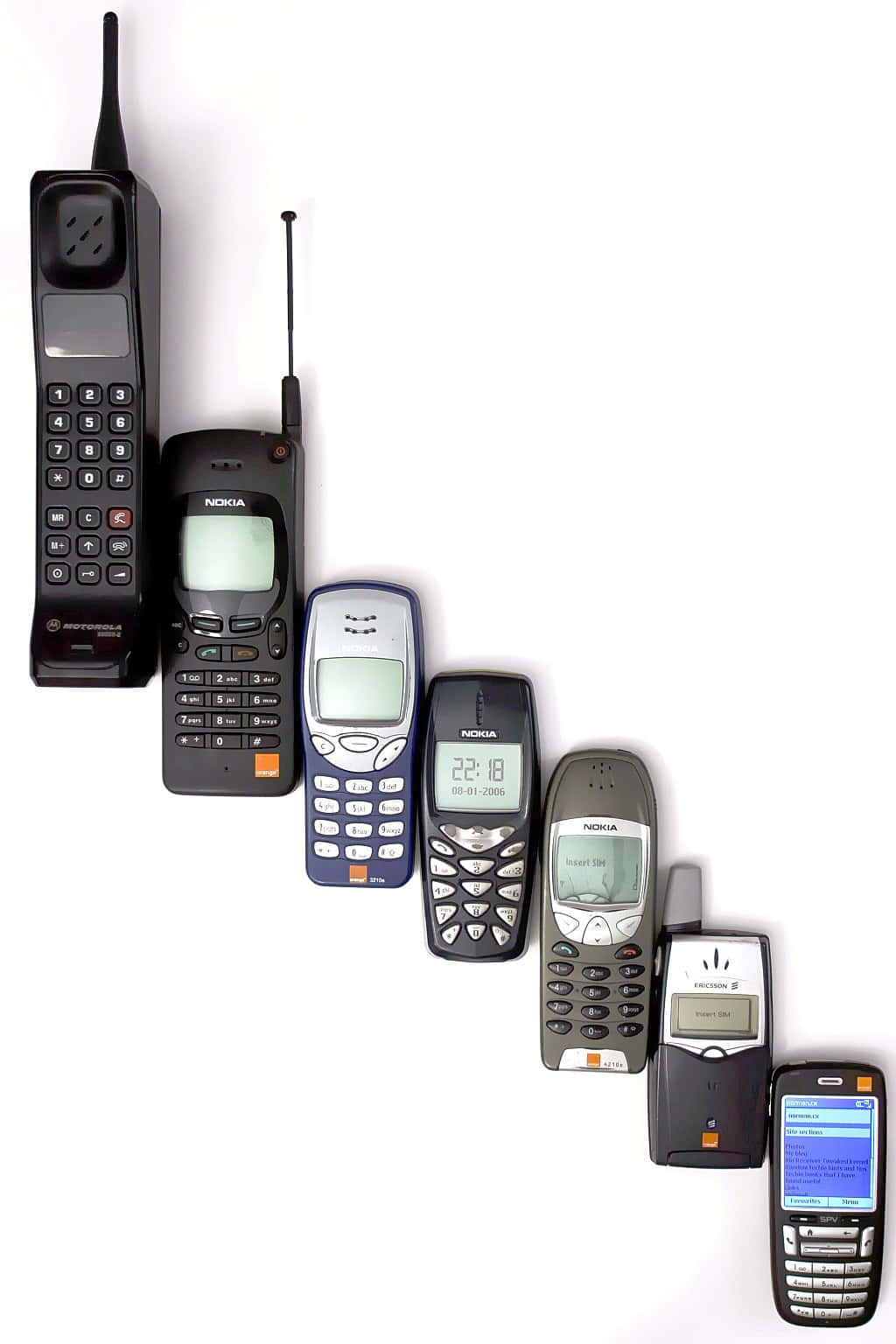 手機 桌布 壁紙 — 一排來自1990年代和2000年代初期的復古手機，以對角線排列在純白色背景上。