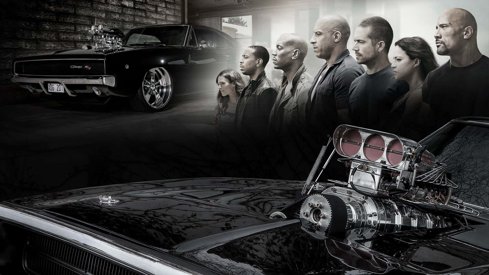 HD Fast And Furious 桌布 壁紙 — 一排充滿張力的角色站在兩輛閃亮的黑色肌肉車旁，身處一個光線戲劇性的骯髒車庫中。