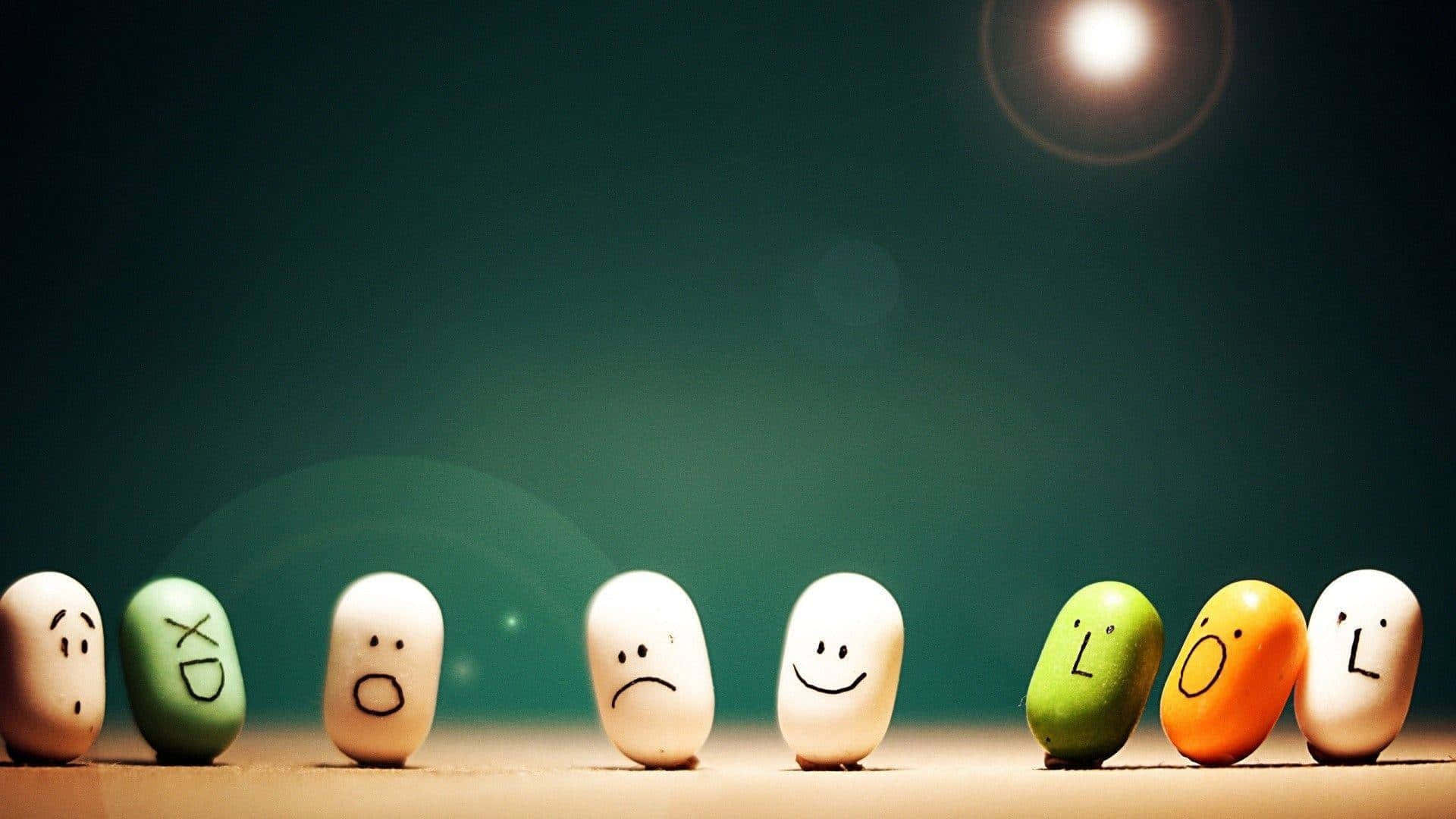 fun 桌布 壁紙 — 一排塗漆的石頭，在柔和的聚光燈下，帶有表情豐富的臉孔，背景為深綠色。