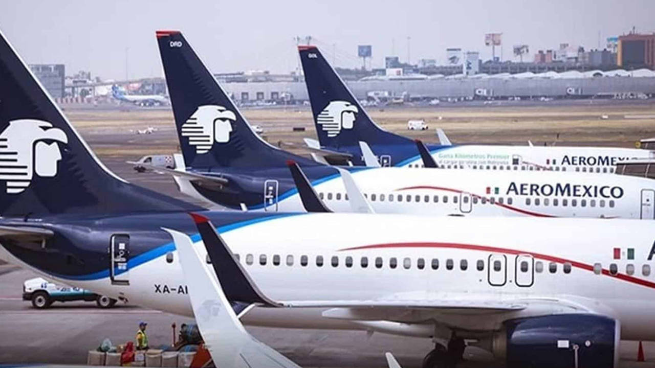 Airport 桌布 壁紙 — 一排墨西哥航空飛機停泊在機場停機坪，地面工作人員和遠處的航廈建築在朦朧的天空下。