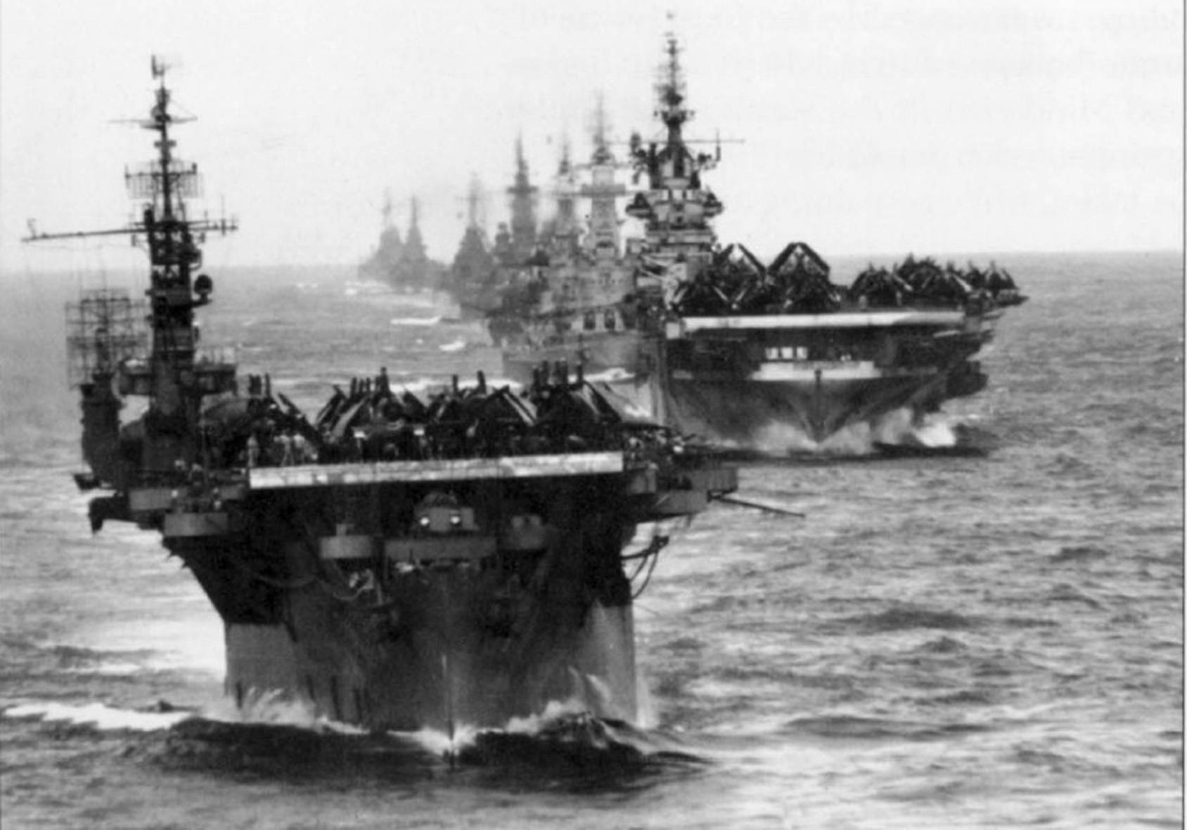 Warship 桌布 壁紙 — 一排巨型航空母艦在波濤洶湧的海面上以強而有力的黑白海軍編隊航行。