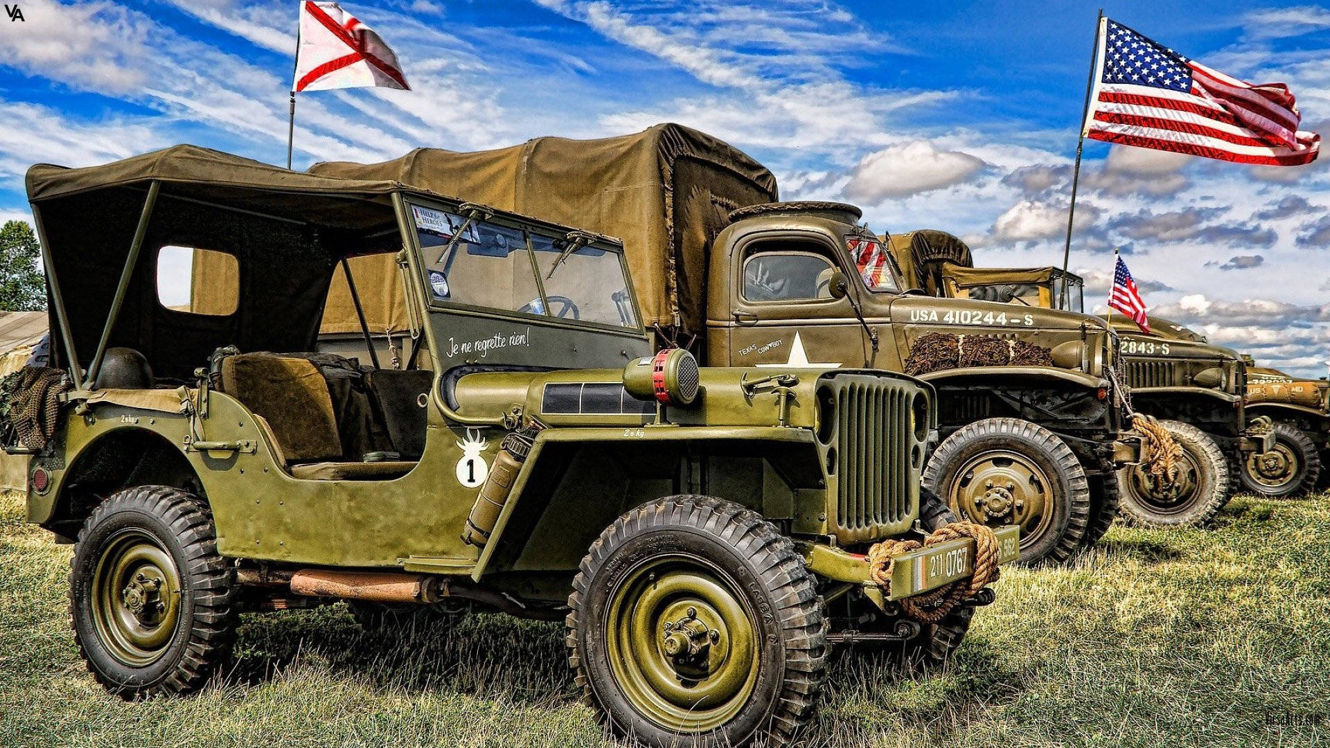 美國 桌布 壁紙 — 一排復古橄欖綠軍用吉普車停在草地上，上方是明亮的藍天，美國國旗和邦聯旗幟飄揚。