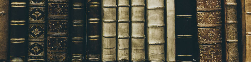 一排古董皮革裝訂書籍，在木架上帶有金色壓花。 — 復古美學 GIF 壁紙