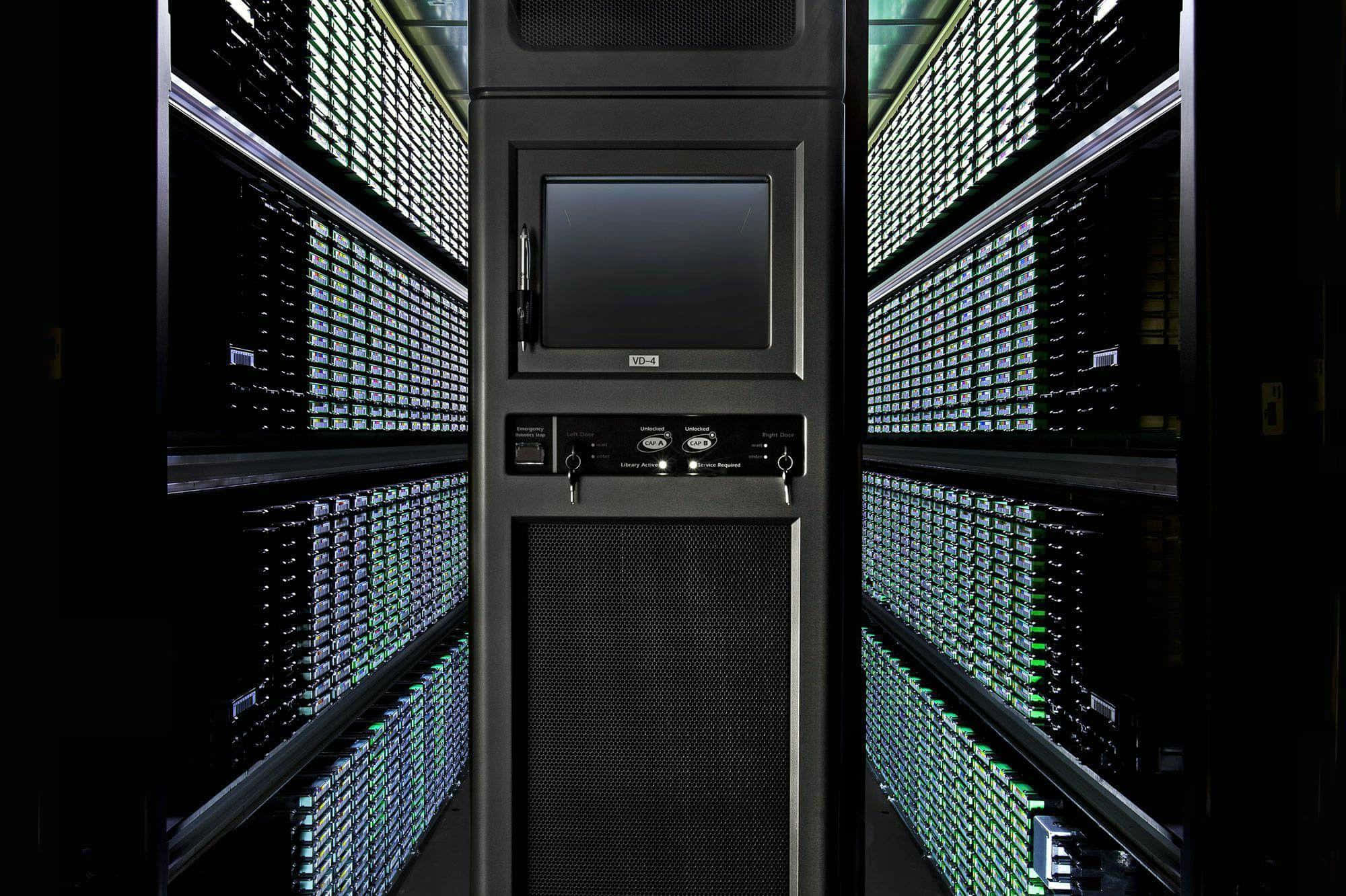 Data Management 桌布 壁紙 — 一排排伺服器機架在昏暗的資料中心中發出綠色指示燈的光芒。