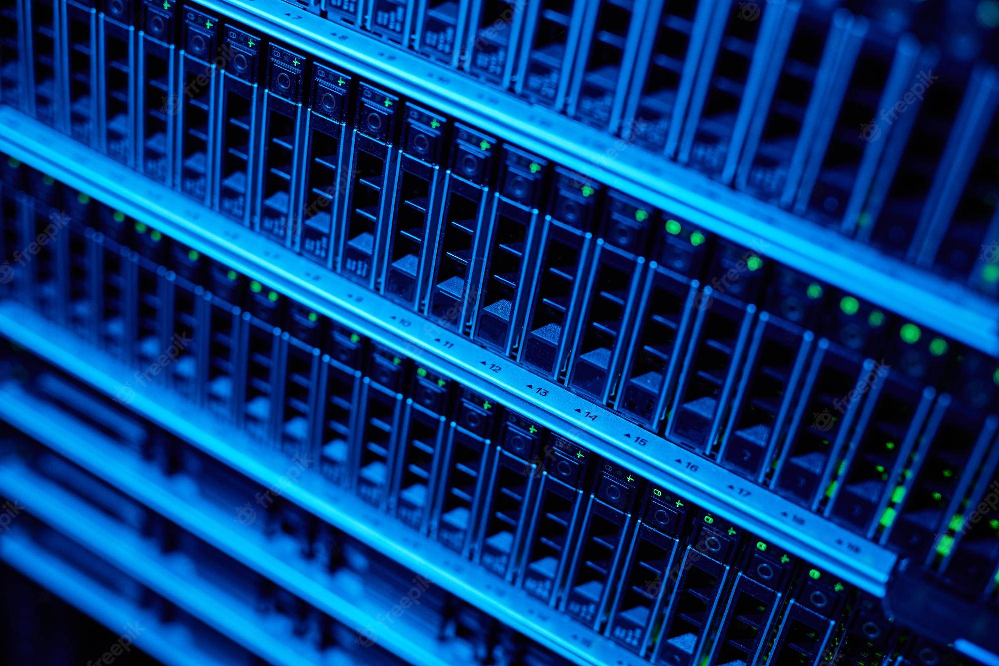 data 桌布 壁紙 — 一排排伺服器機架在資料中心發出冷藍光和綠色指示燈。