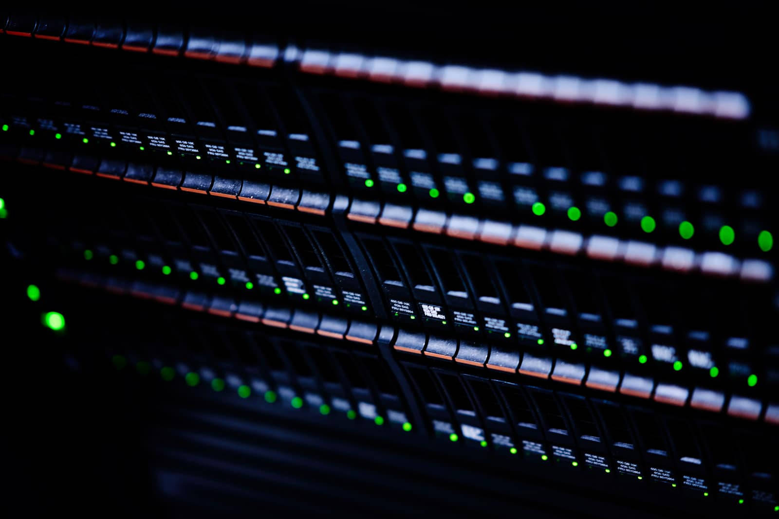 data 桌布 壁紙 — 一排排伺服器機架在黑暗背景下發出綠色指示燈的光芒。
