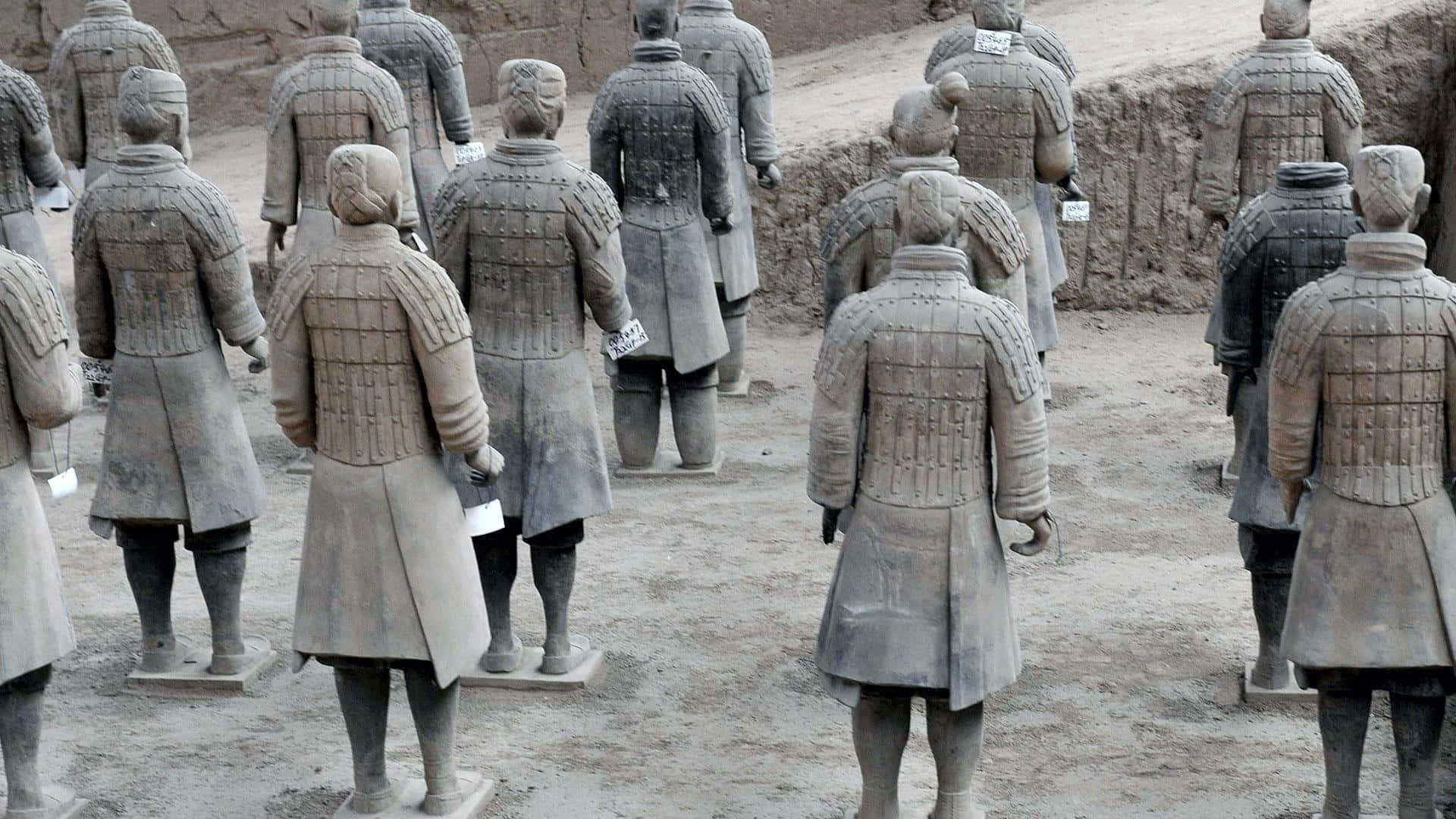 Museum 桌布 壁紙 — 一排排古代兵馬俑在中國西安的考古發掘現場整齊排列。