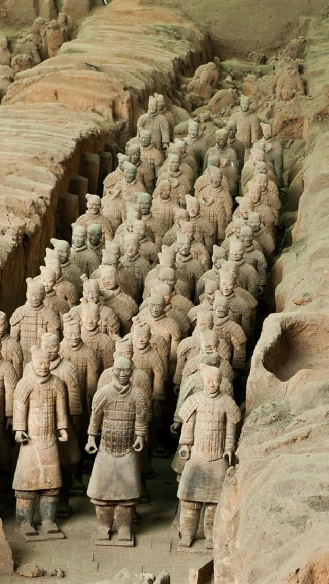 Museum 桌布 壁紙 — 一排排古代兵馬俑在其發掘坑內列隊站立，大地色調主導場景。