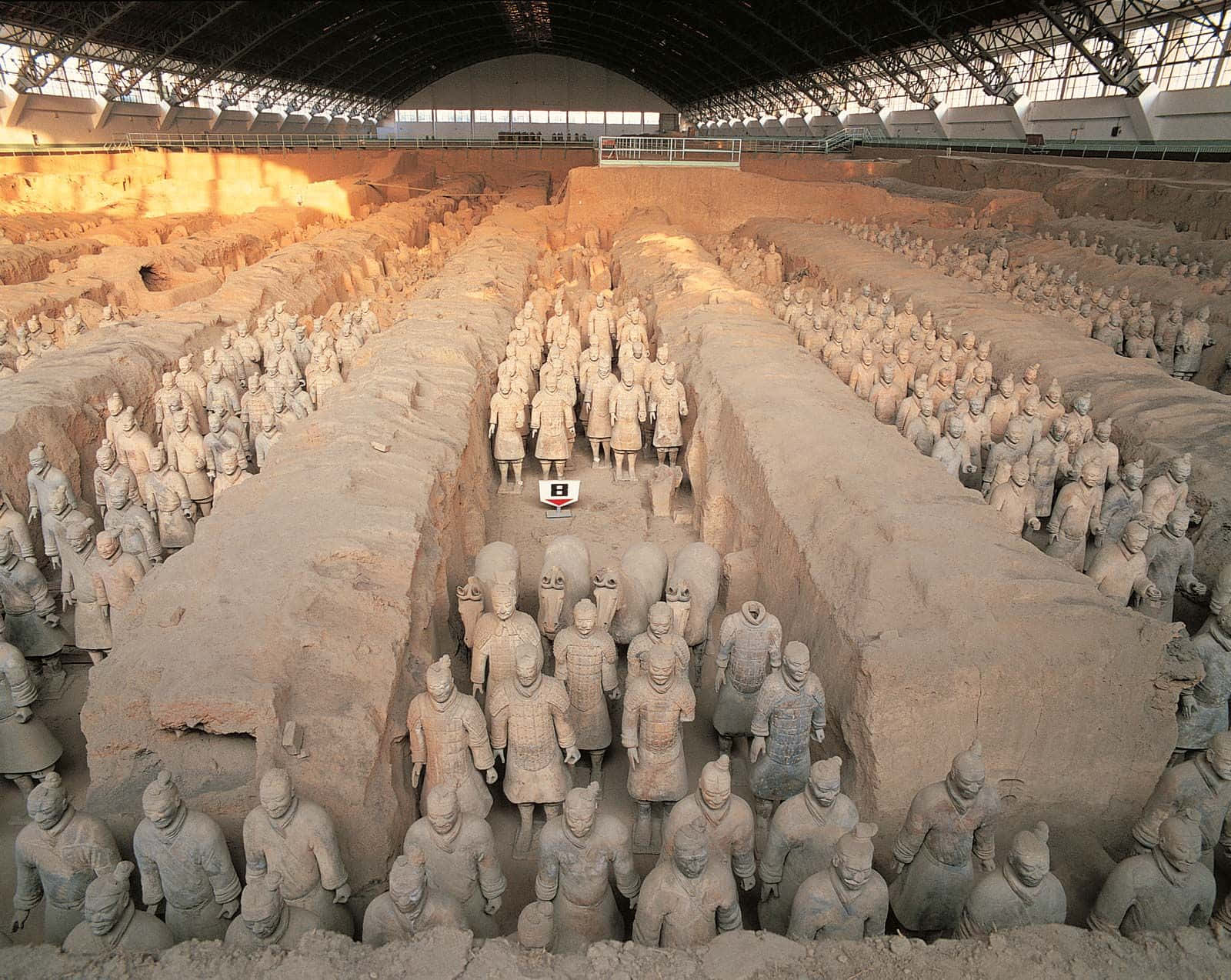 Museum 桌布 壁紙 — 一排排古代兵馬俑在巨大的地下發掘坑中整齊列陣。