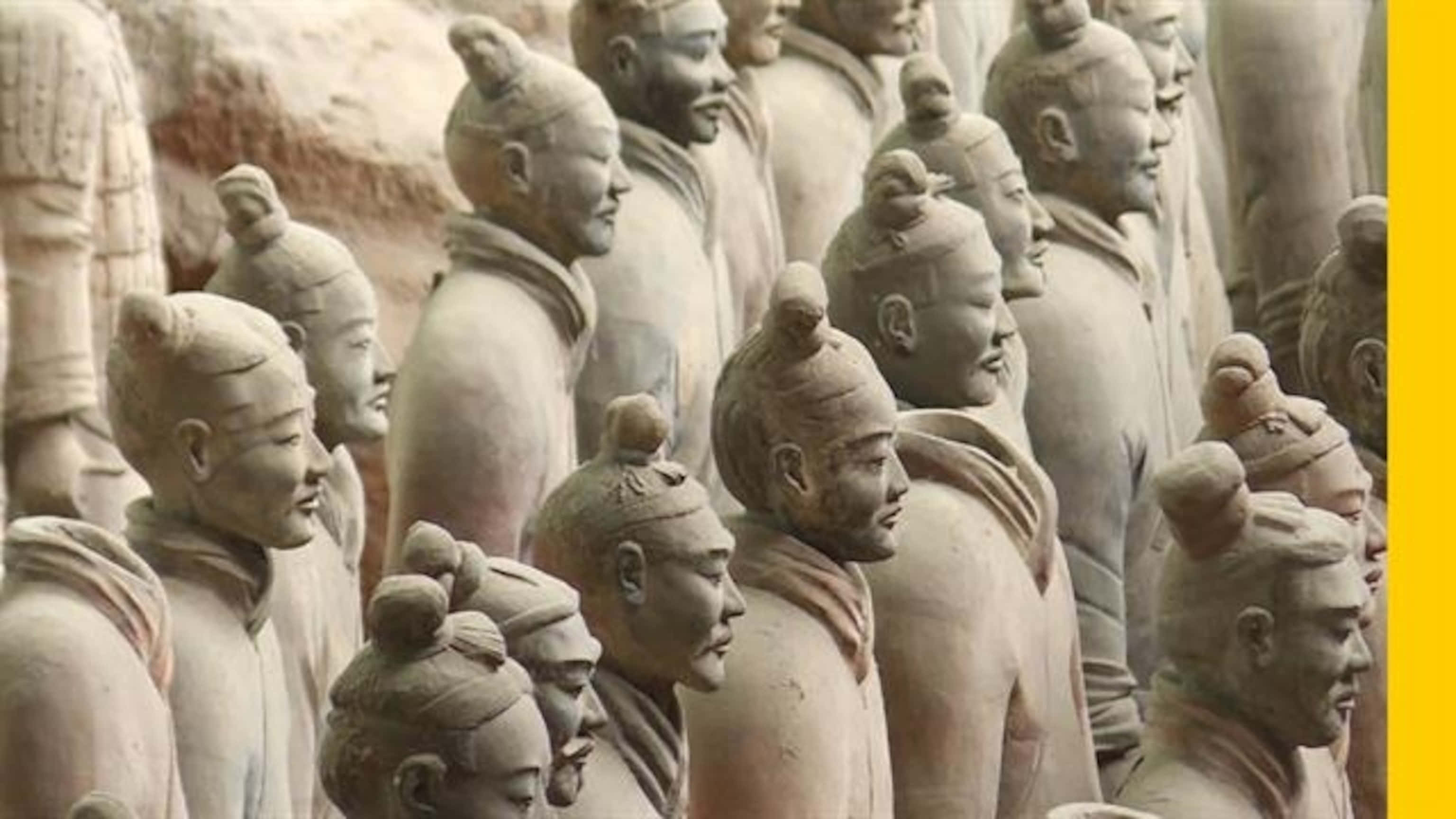 Museum 桌布 壁紙 — 一排排古老的兵馬俑莊嚴地排列著，面部表情細緻，身穿大地色鎧甲。