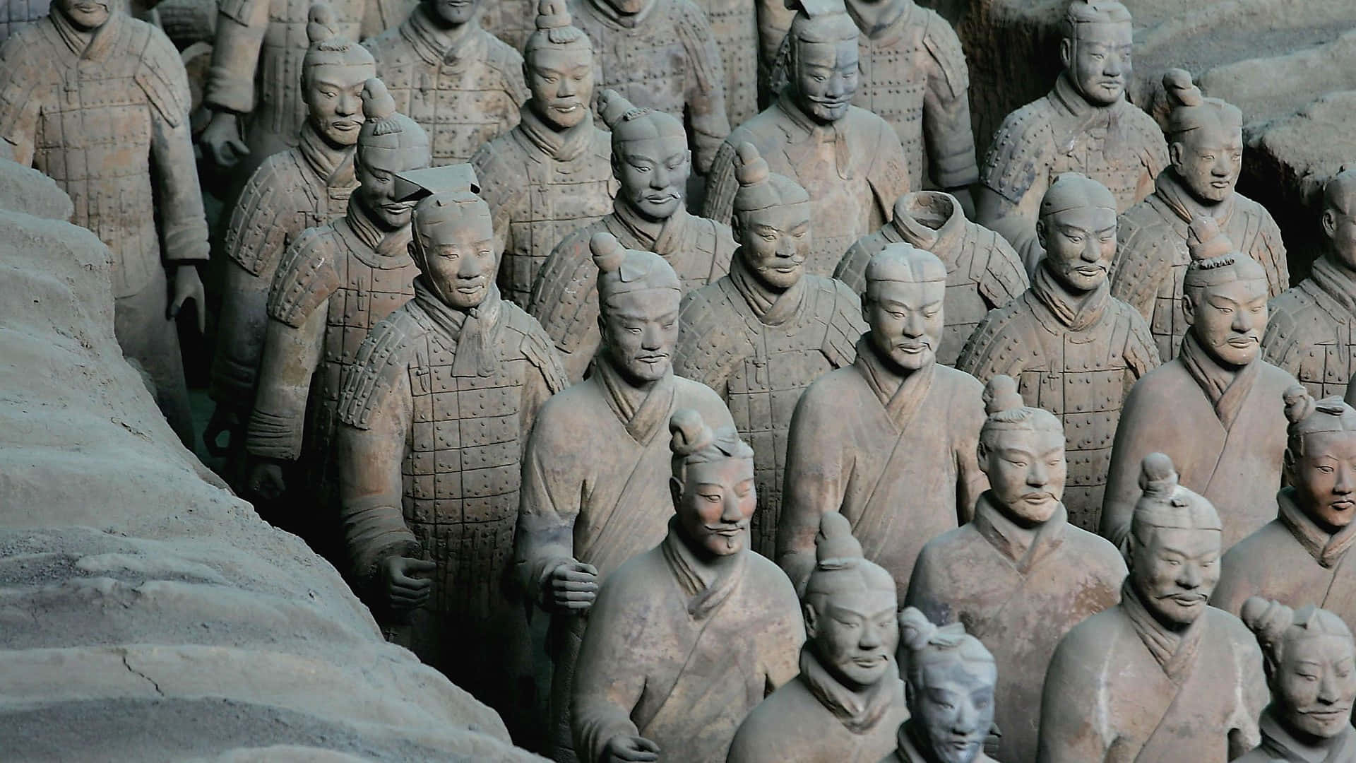 Museum 桌布 壁紙 — 一排排古老的兵馬俑莊嚴地站在地下坑道中，帶有大地色調和詳細的盔甲。