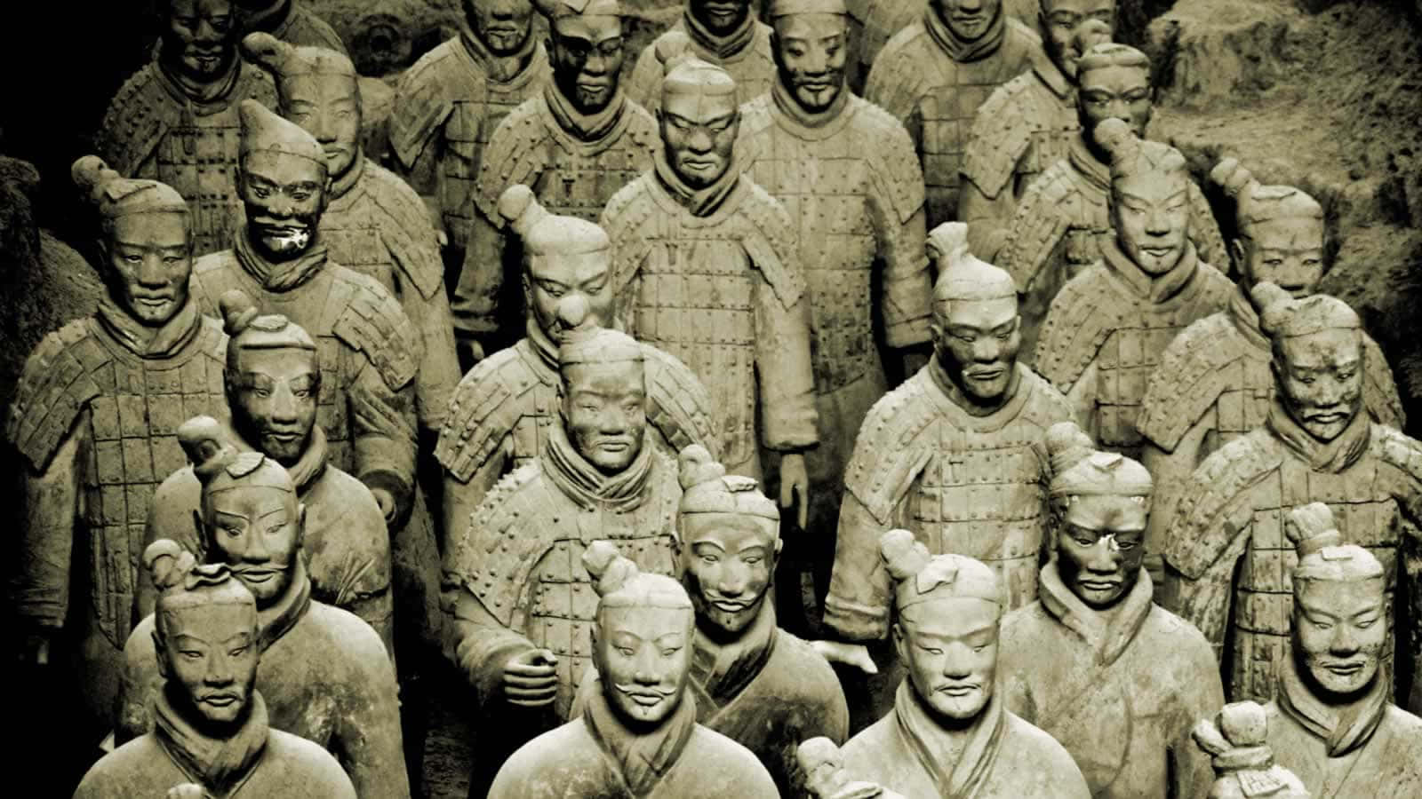 Museum 桌布 壁紙 — 一排排古老的兵馬俑莊嚴地站立在地下坑道中，帶著風化的盔甲和細緻的面部表情。