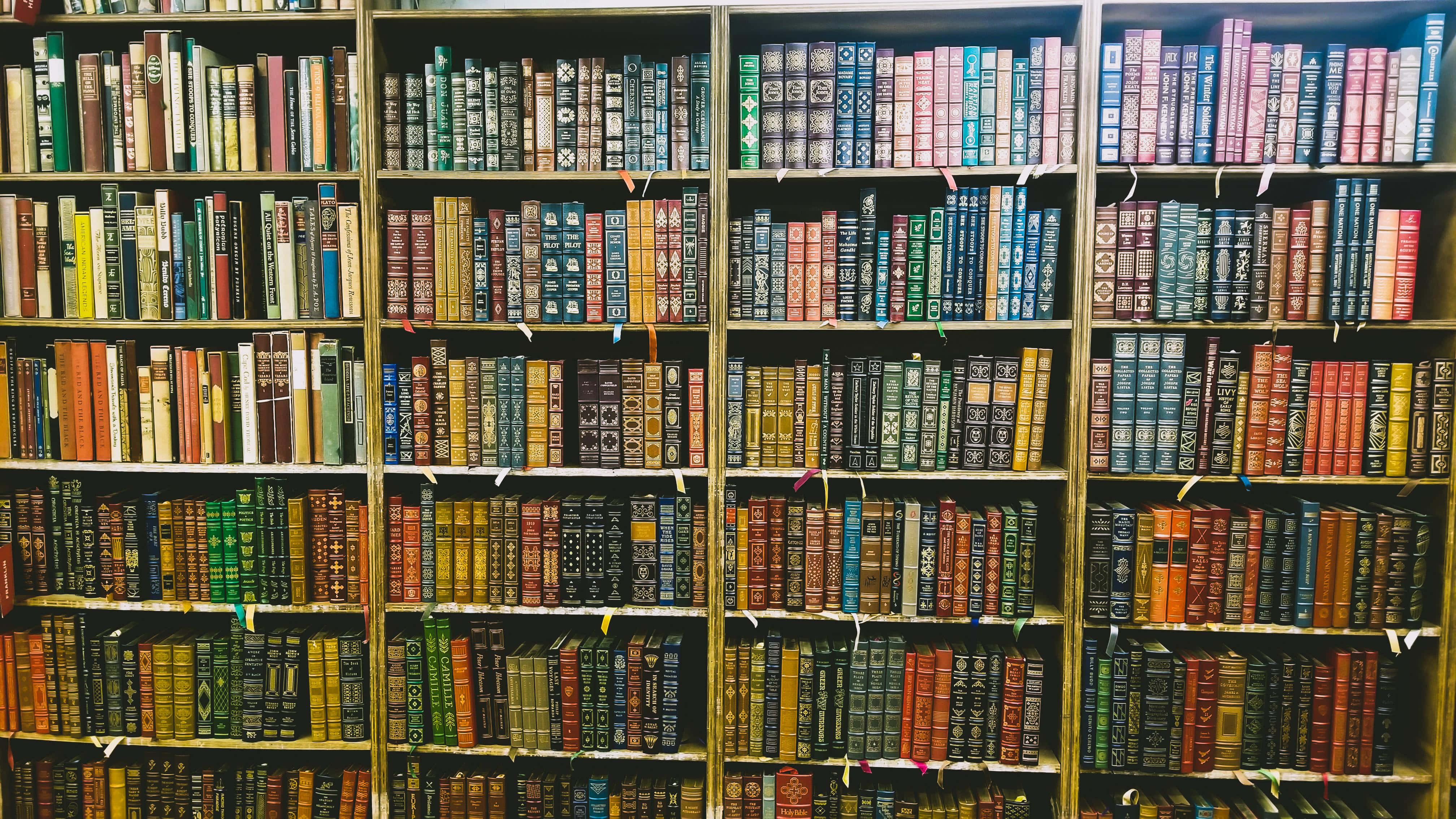 Library 桌布 壁紙 — 一排排帶有華麗書脊的復古書籍填滿了舒適圖書館的木製書架。