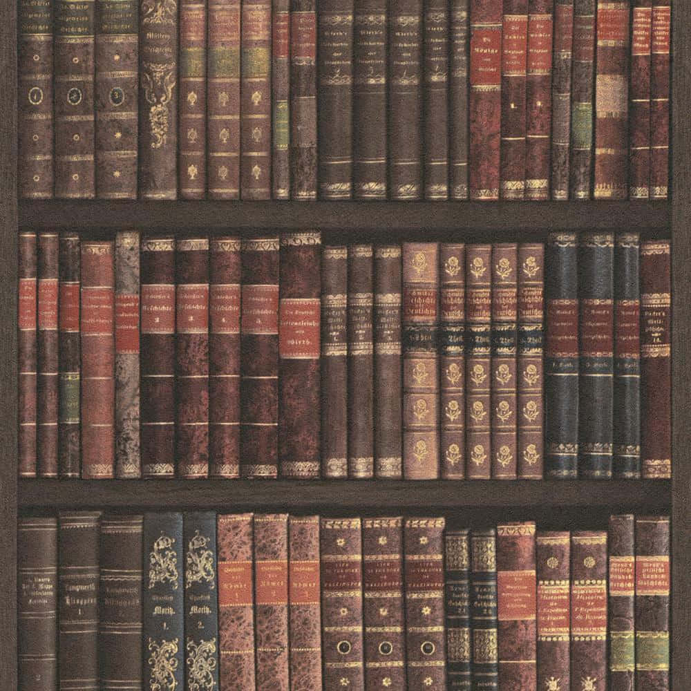 書本 桌布 壁紙 — 一排排復古皮革裝訂書籍，帶有金色壓花，填滿了經典圖書館中的深色木質書架。