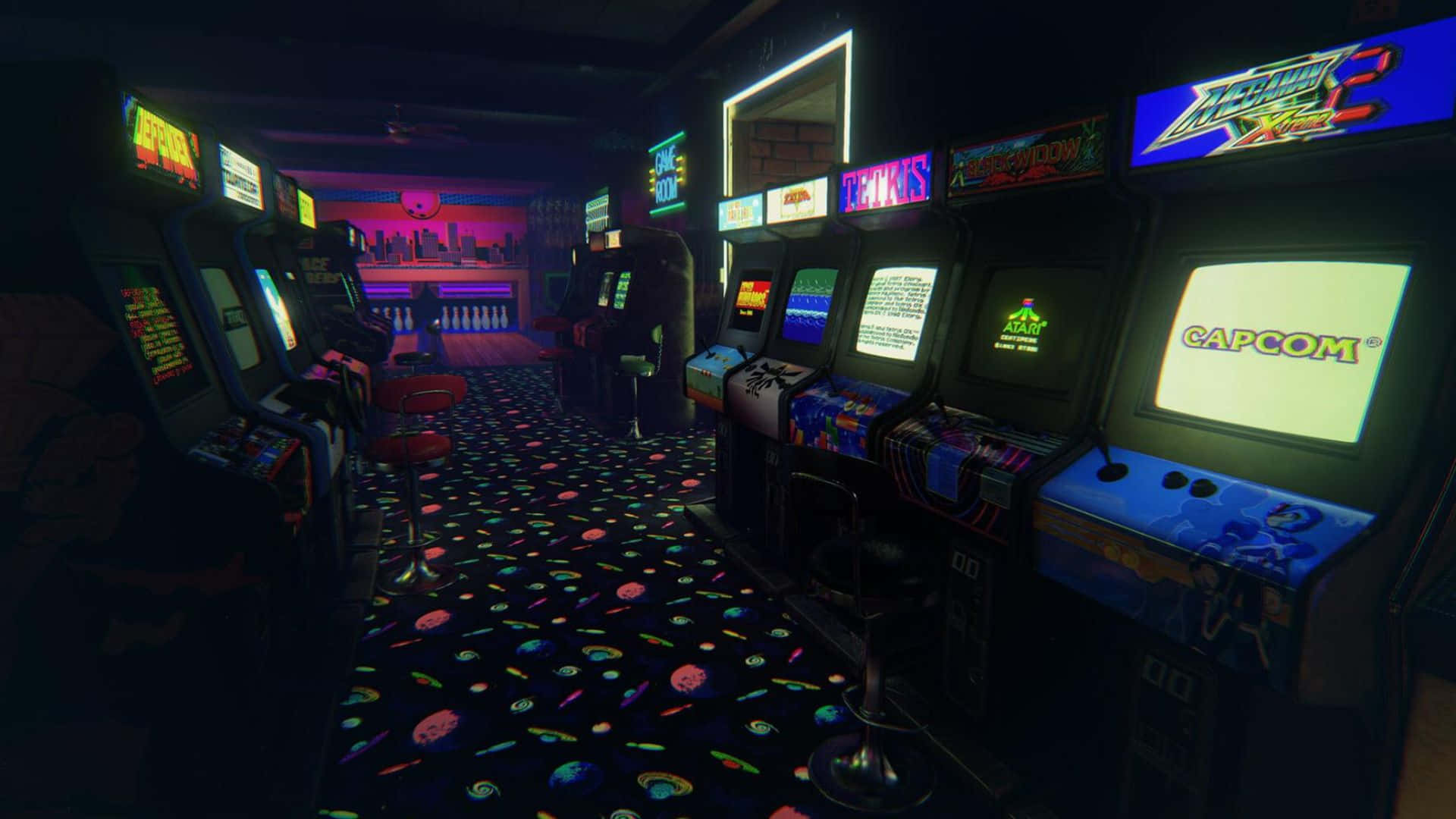 HD Gaming 桌布 壁紙 — 一排排發光的街機照亮了昏暗的復古遊戲廳，配有霓虹燈標誌和宇宙圖案地毯。
