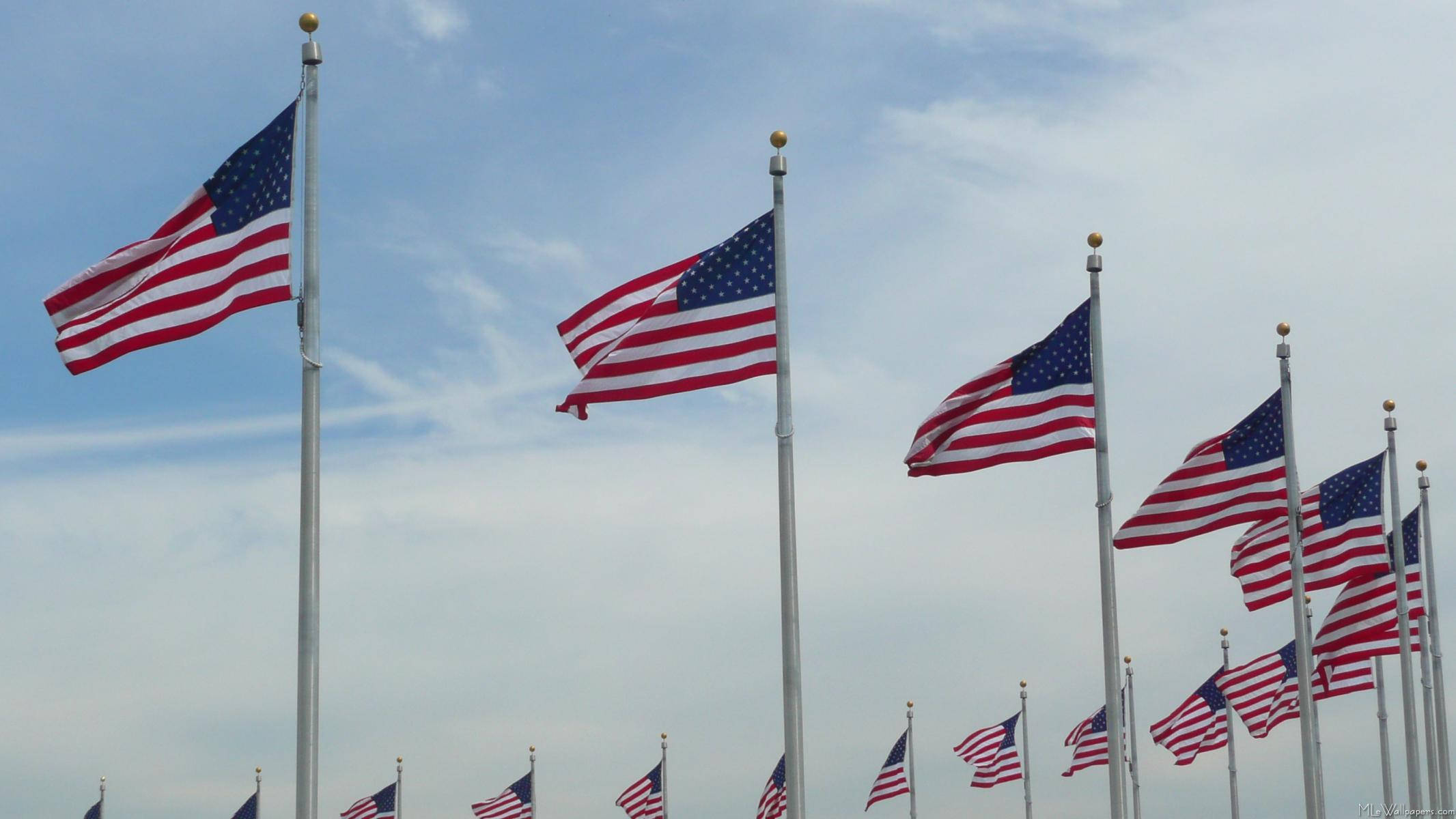 Flag 桌布 壁紙 — 一排排美國國旗在部分多雲的藍天下自豪地飄揚，展現愛國情懷。