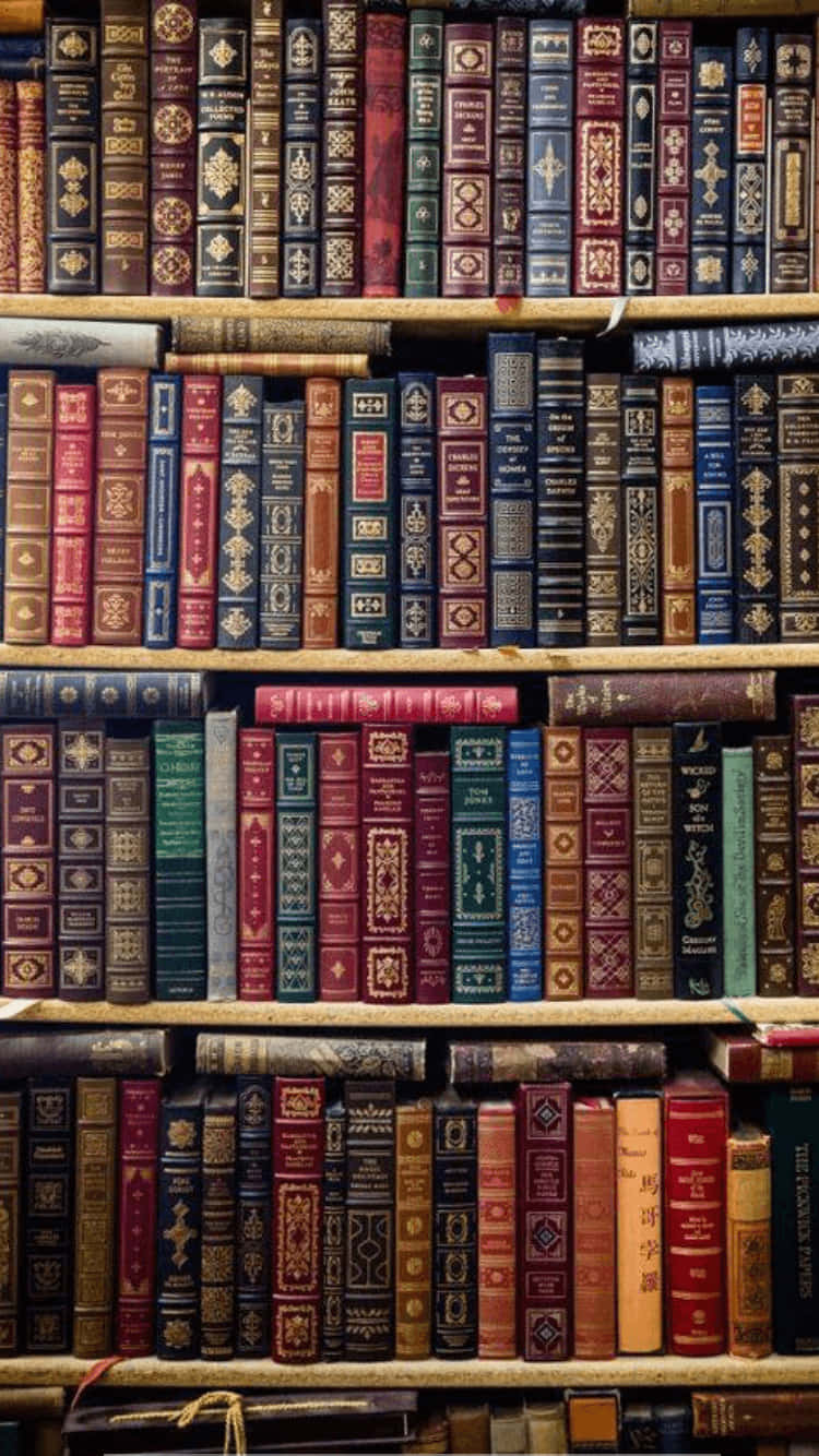 books 桌布 壁紙 — 一排排裝飾華麗的復古書籍，金色壓印書脊，填滿了舒適圖書館的木質書架。