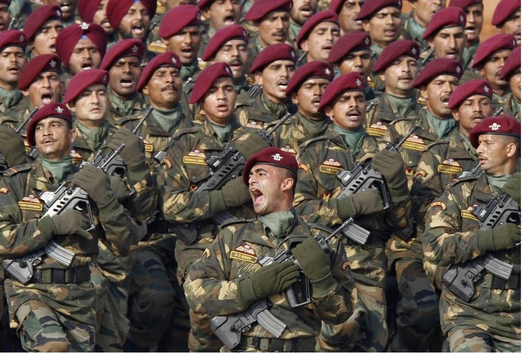 身穿制服的印度陸軍士兵在儀式中列隊吶喊。 — 印度軍隊 壁紙