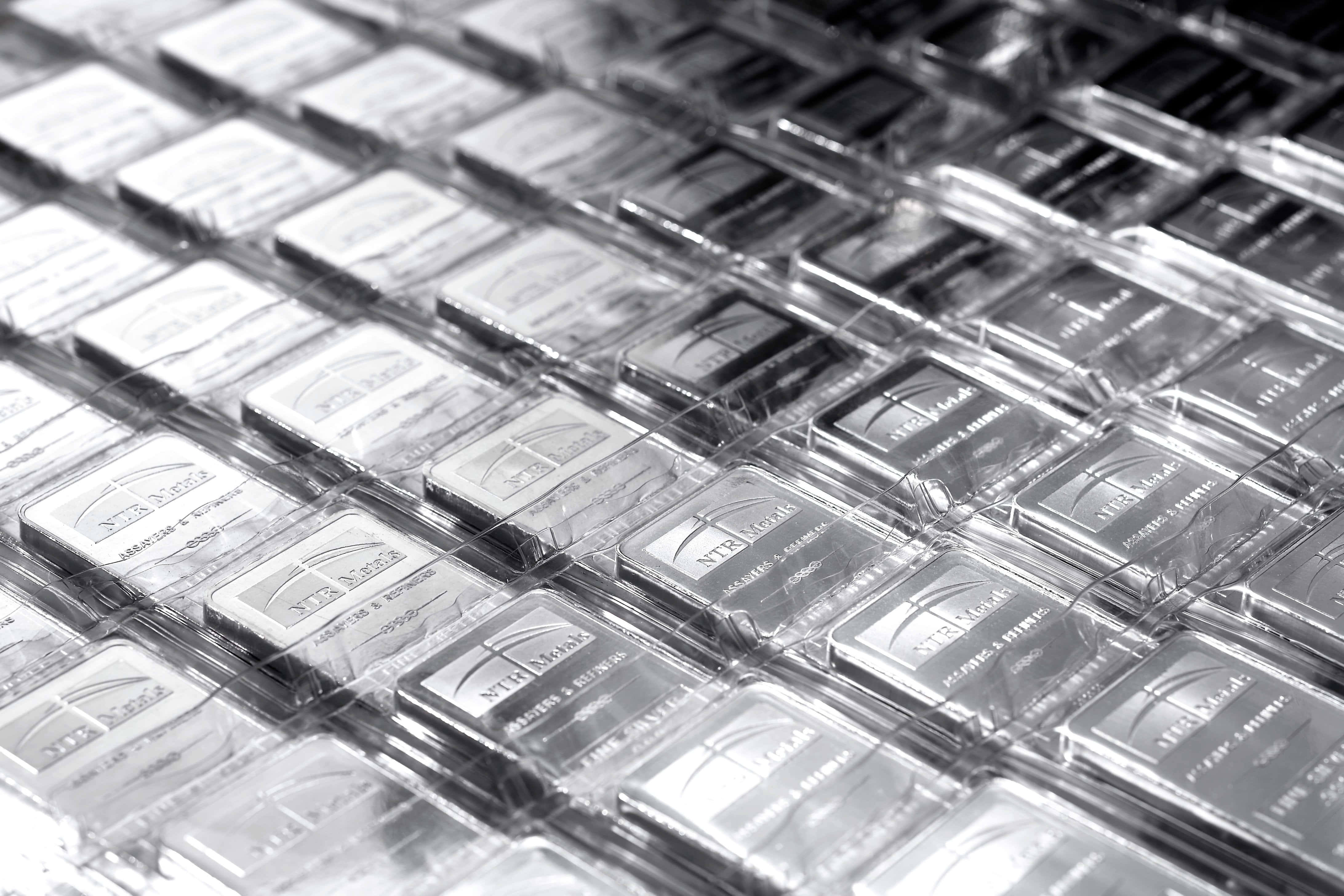 Silver 桌布 壁紙 — 一排排銀條放在透明塑膠盒中，以精確的網格圖案排列。