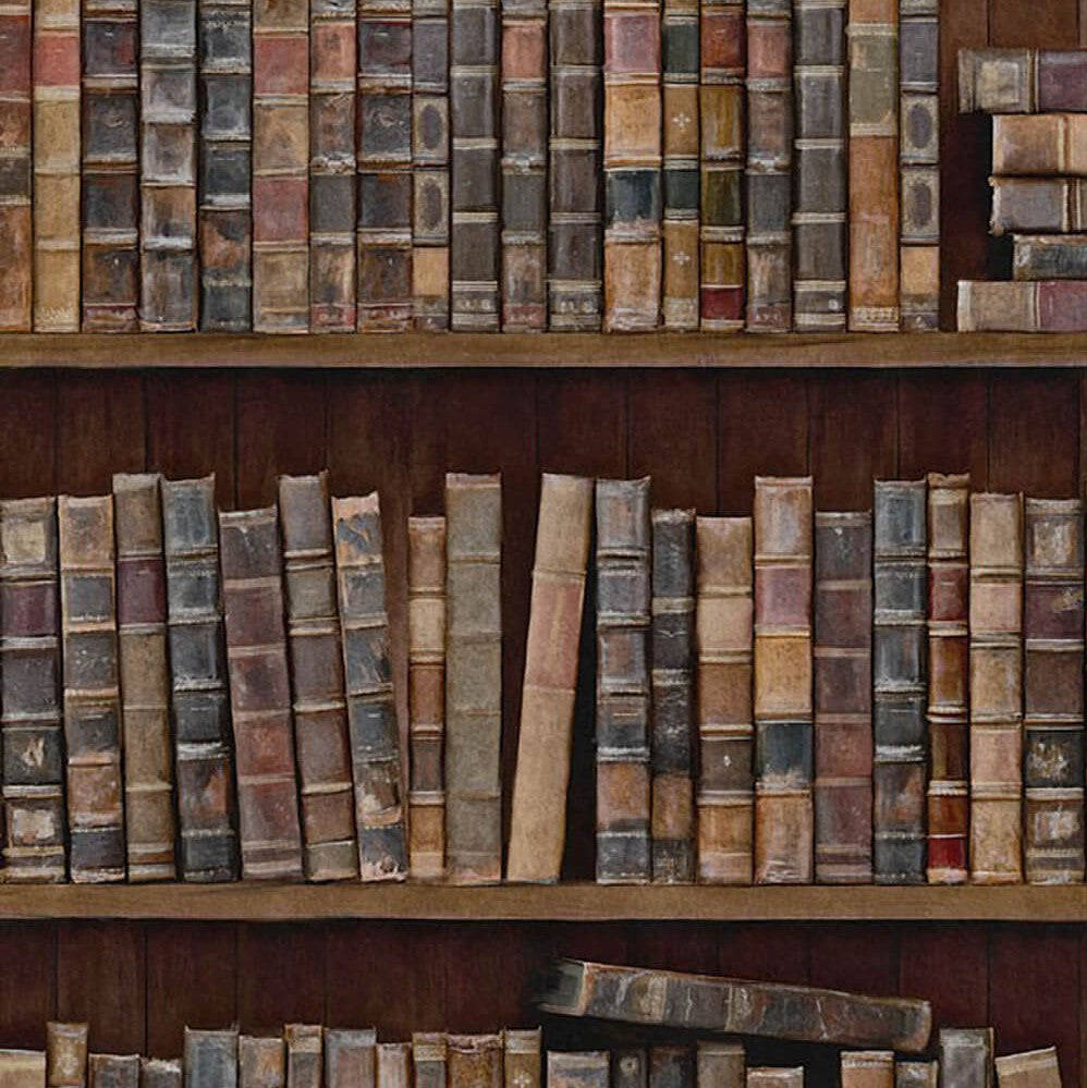 books 桌布 壁紙 — 一排排陳舊的皮面書，書脊破裂，金色字體褪色，整齊排列在復古圖書館的深色木書架上。