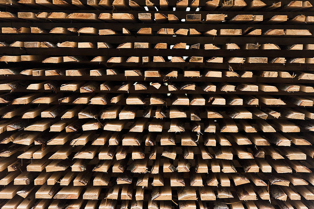 Wood Texture 桌布 壁紙 — 一排排風化的木板以節奏性的圖案堆疊，形成一個有紋理、色調溫暖的抽象牆壁。