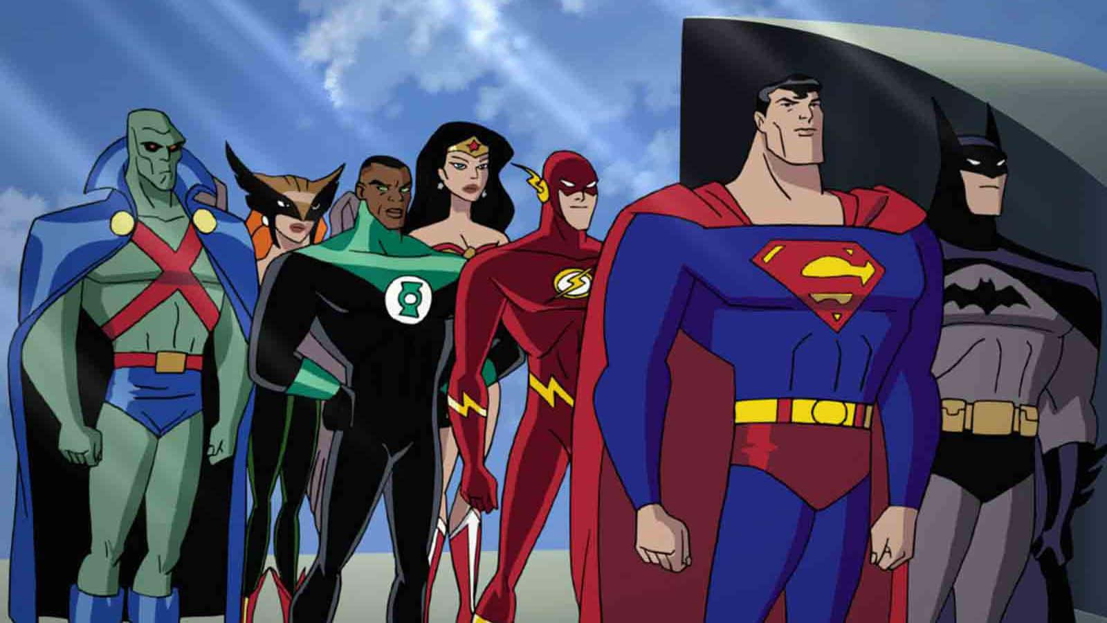 Justice League Unlimited 桌布 壁紙 — 一排標誌性的DC超級英雄，包括超人、蝙蝠俠、神力女超人和閃電俠，英勇地站在明亮的藍天白雲下。