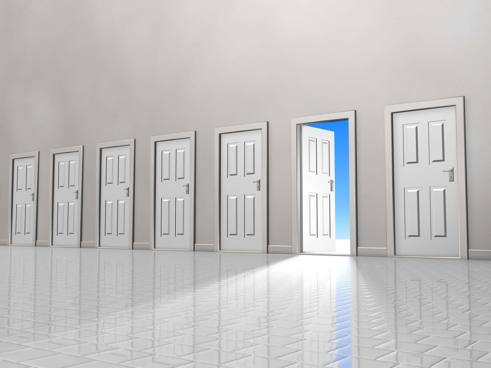 Door 桌布 壁紙 — 一排相同的白色門在極簡主義走廊中，其中一扇門打開，露出明亮的藍天。