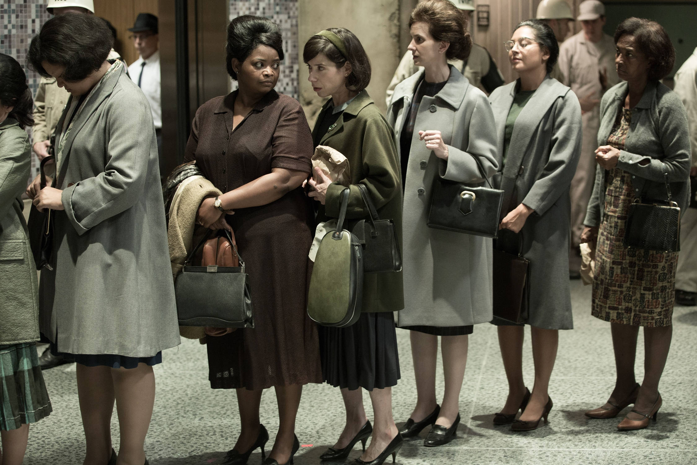 電影動圖 桌布 壁紙 — 一排穿著1960年代大衣和高跟鞋的女性，帶著嚴肅的表情和復古手提包在室內等候。