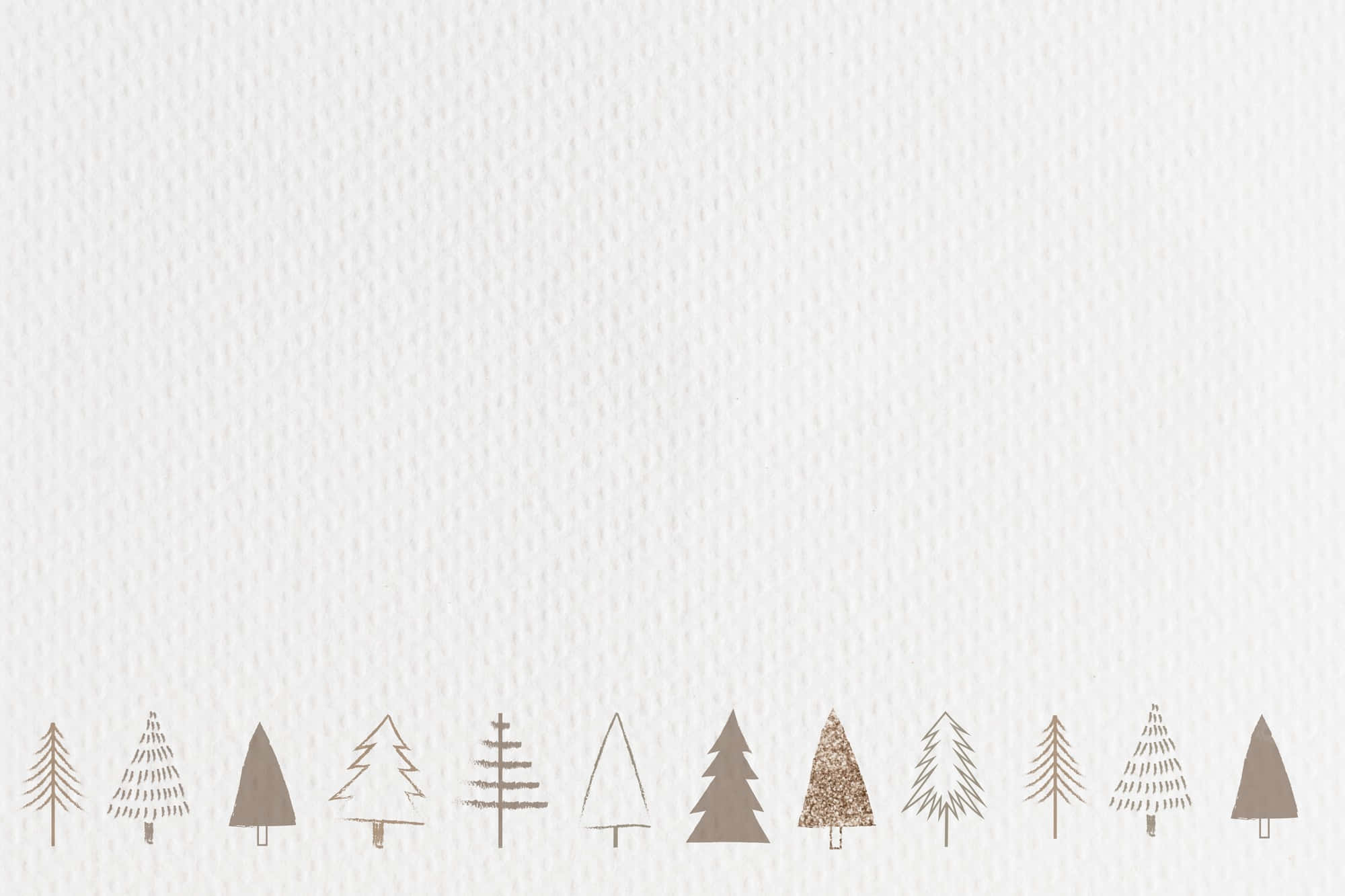 Minimalist Christmas Desktop 桌布 壁紙 — 一排米色和金色亮粉的簡約風格化松樹裝飾在帶紋理的米白色紙張底部。