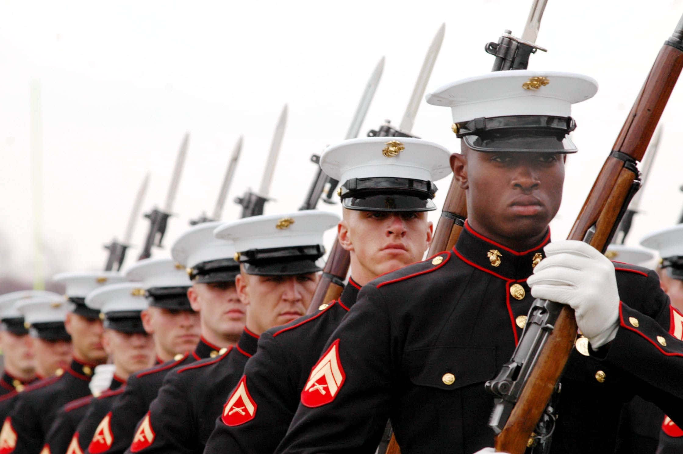 Marines 桌布 壁紙 — 一排紀律嚴明的美國海軍陸戰隊員身穿禮服，手持裝有刺刀的步槍立正站好。