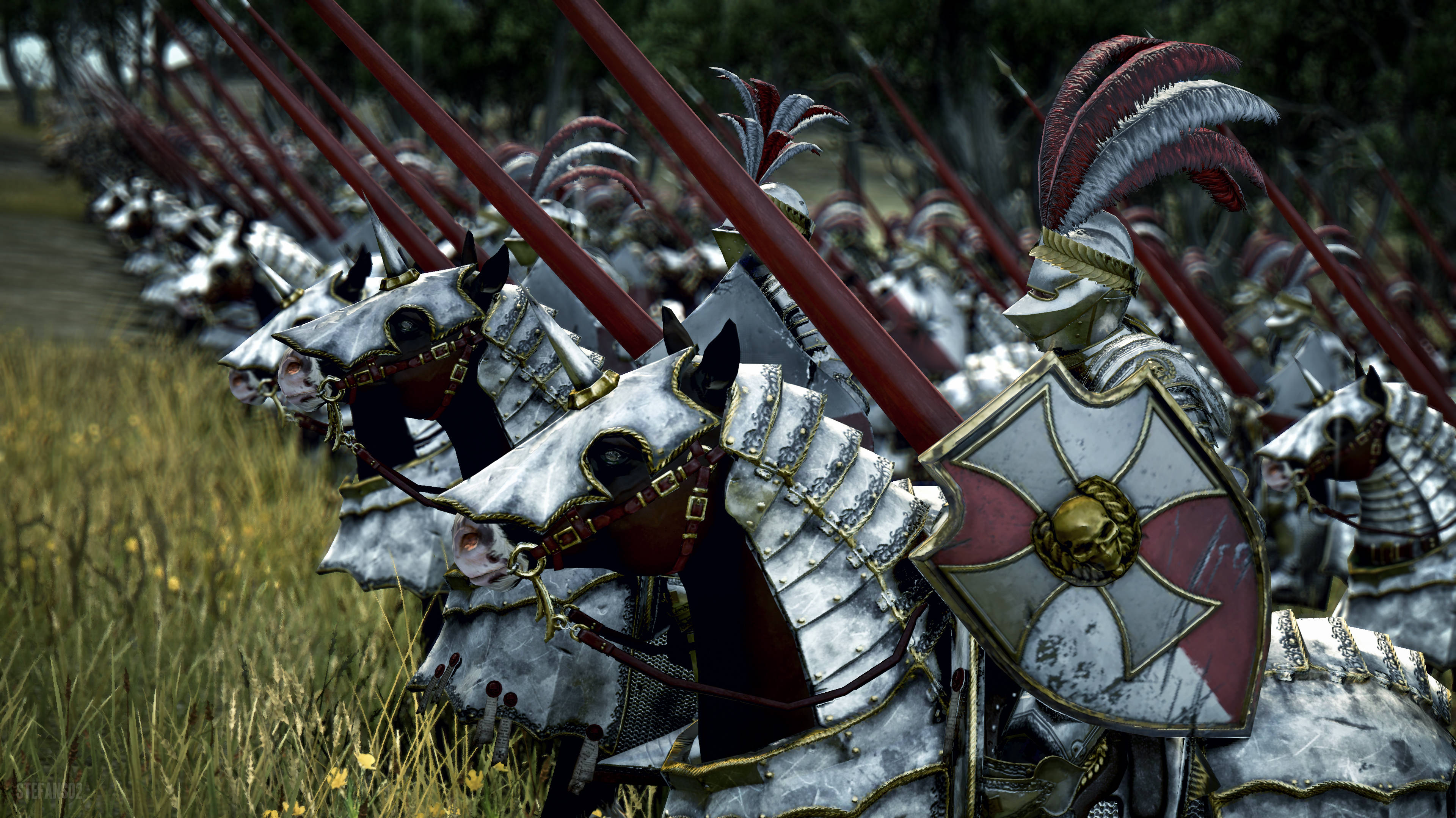 Total War Warhammer 2 桌布 壁紙 — 一排紀律嚴明的騎兵騎士，身披鎧甲，手持紅色長矛，頭戴羽飾頭盔，在陽光明媚的草地上準備就緒。