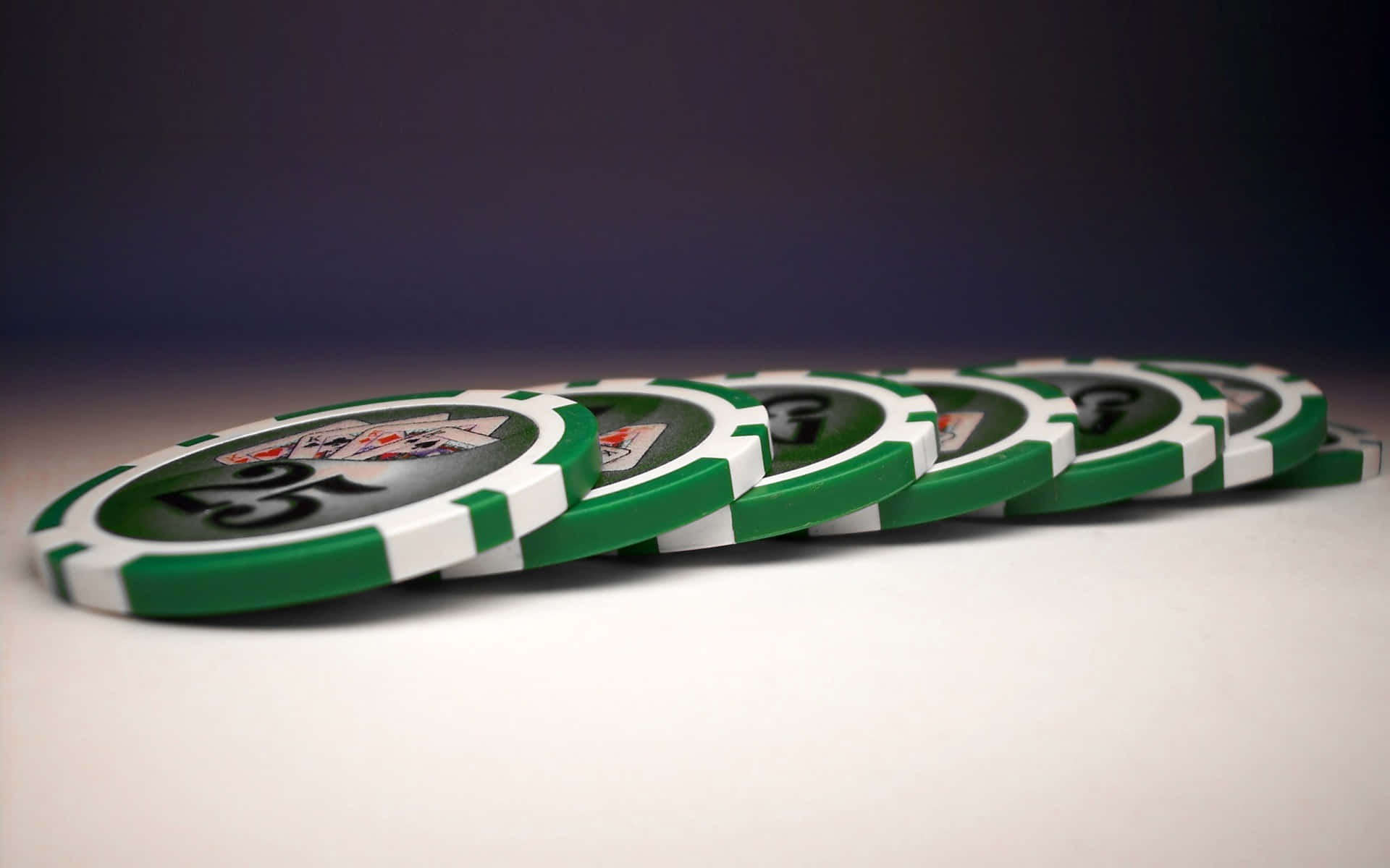 Poker 桌布 壁紙 — 一排綠色和白色的籌碼，標有'50'面值，在淺色表面上對角排列，背景為深色漸變。