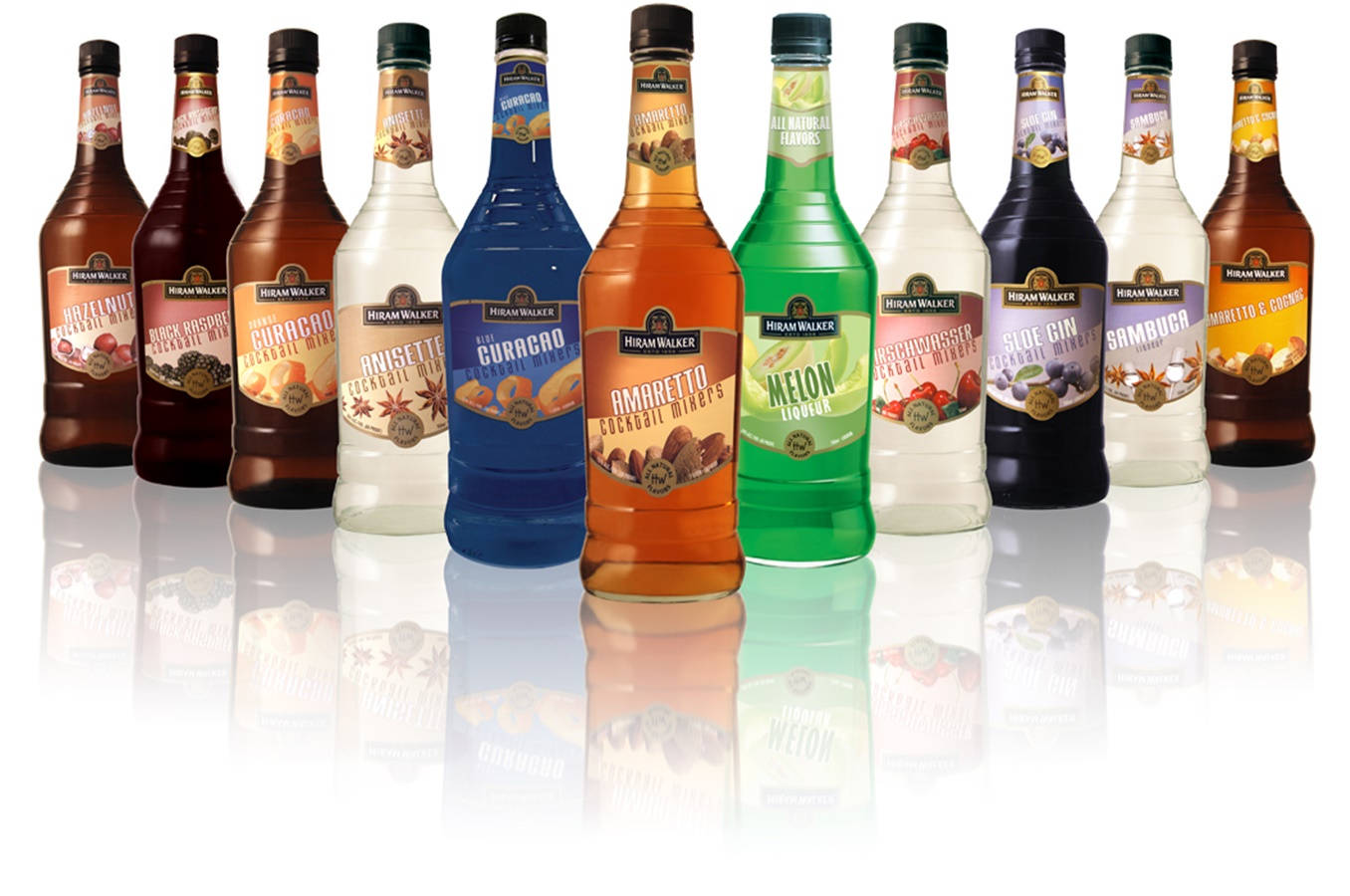 alcohol 桌布 壁紙 — 一排色彩繽紛的Hiram Walker雞尾酒利口酒瓶，帶有鮮豔標籤和白色表面上的倒影。