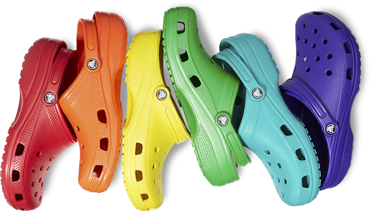 Crocs 桌布 壁紙 — 一排色彩繽紛的木屐以彩虹色調斜向排列在純白背景上。