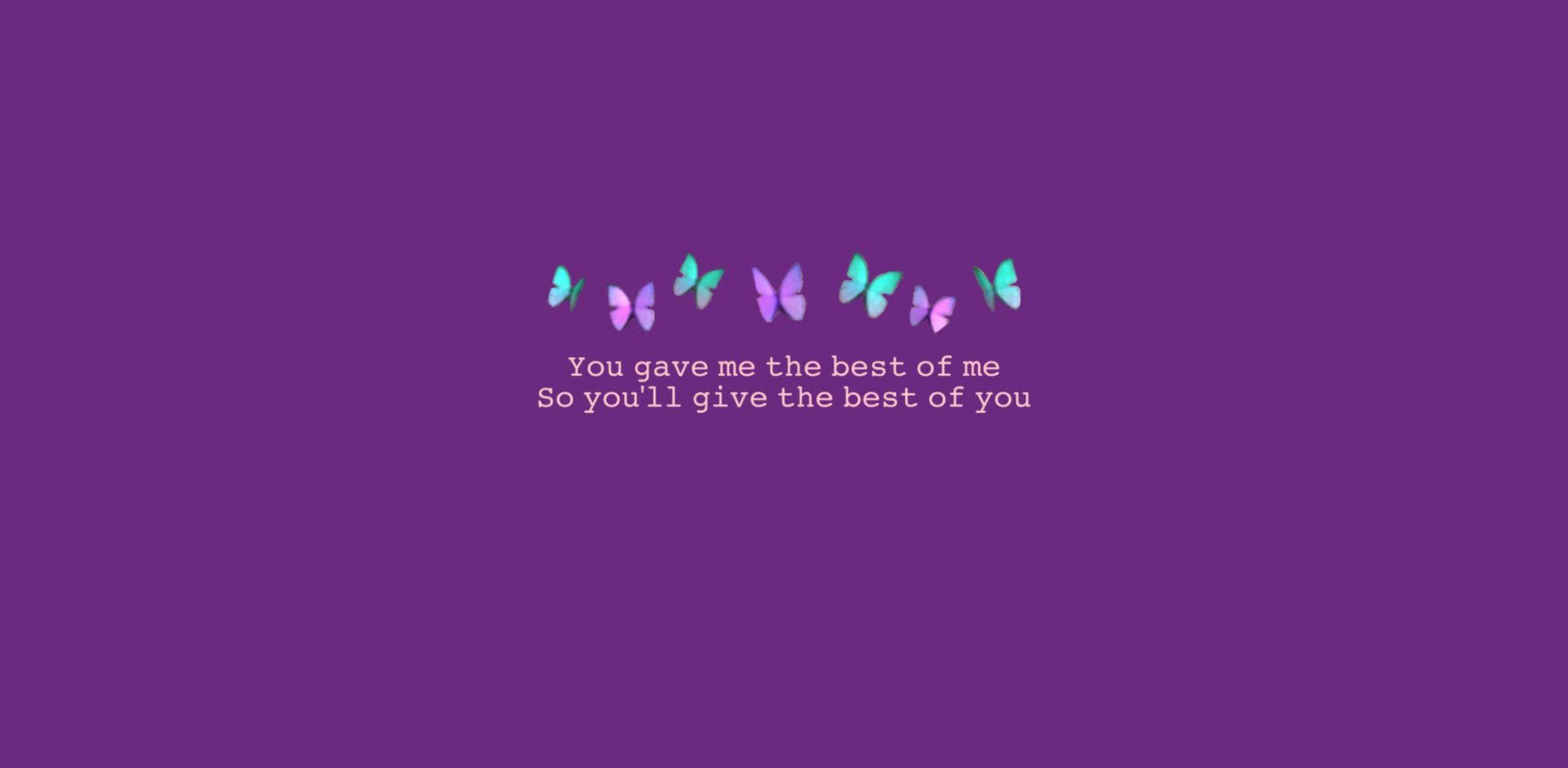Butterflies 桌布 壁紙 — 一排色彩繽紛的蝴蝶漂浮在純紫色背景上的浪漫語句上方。