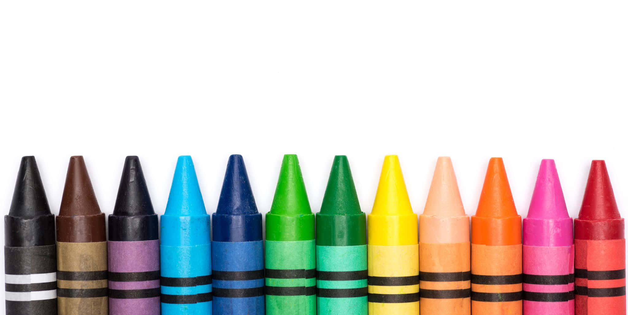 pencil 桌布 壁紙 — 一排色彩繽紛的蠟筆，尖端削尖，整整齊齊地排列在純白背景上。