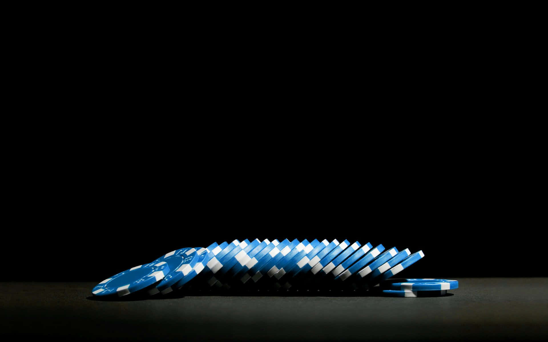 Poker 桌布 壁紙 — 一排藍白籌碼以骨牌效應在純黑背景上傾瀉而下。