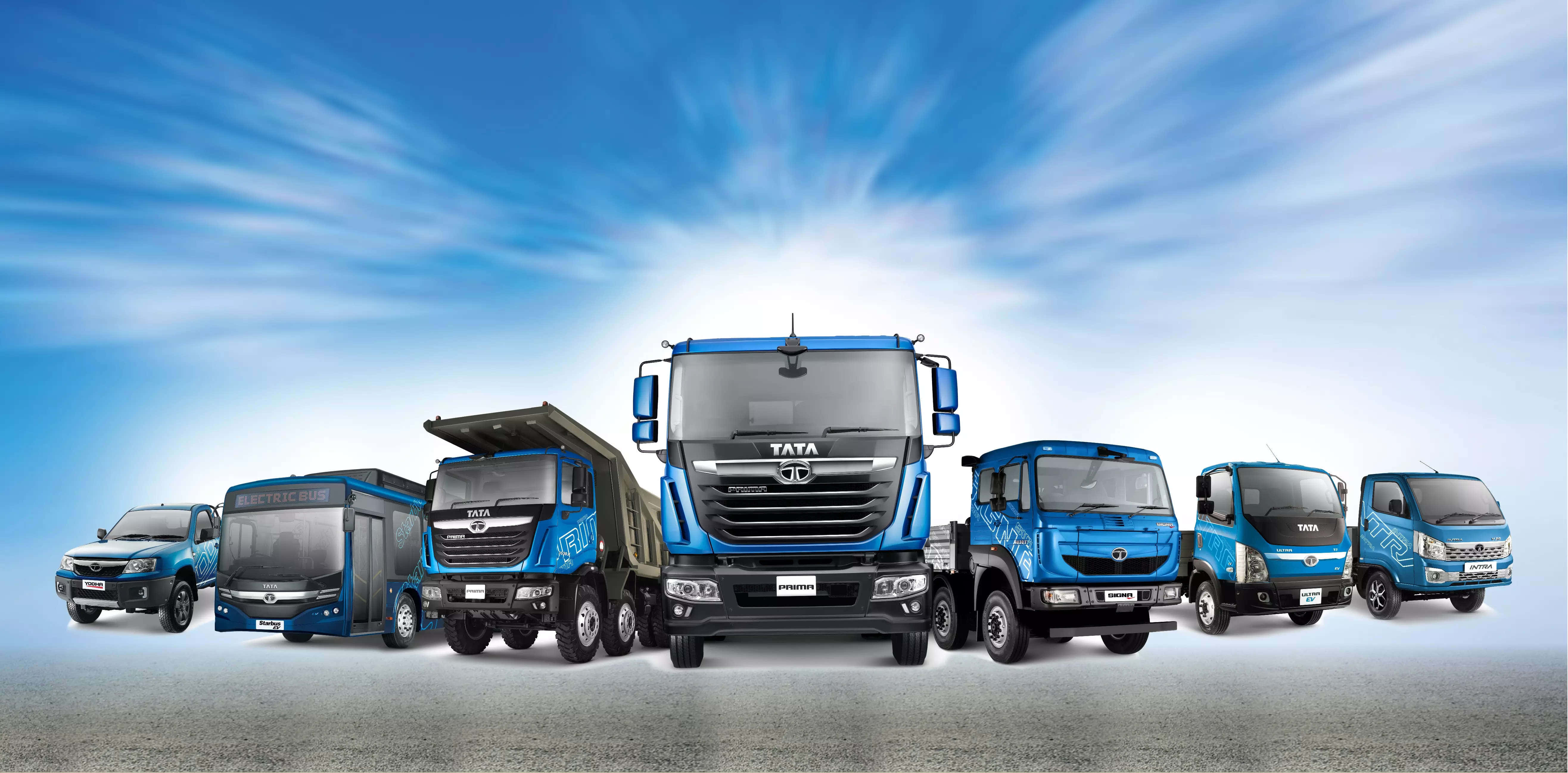 Truck 桌布 壁紙 — 一排藍色Tata商用車，包括卡車、巴士和廂型車，在動態藍天和動態模糊背景下擺拍。