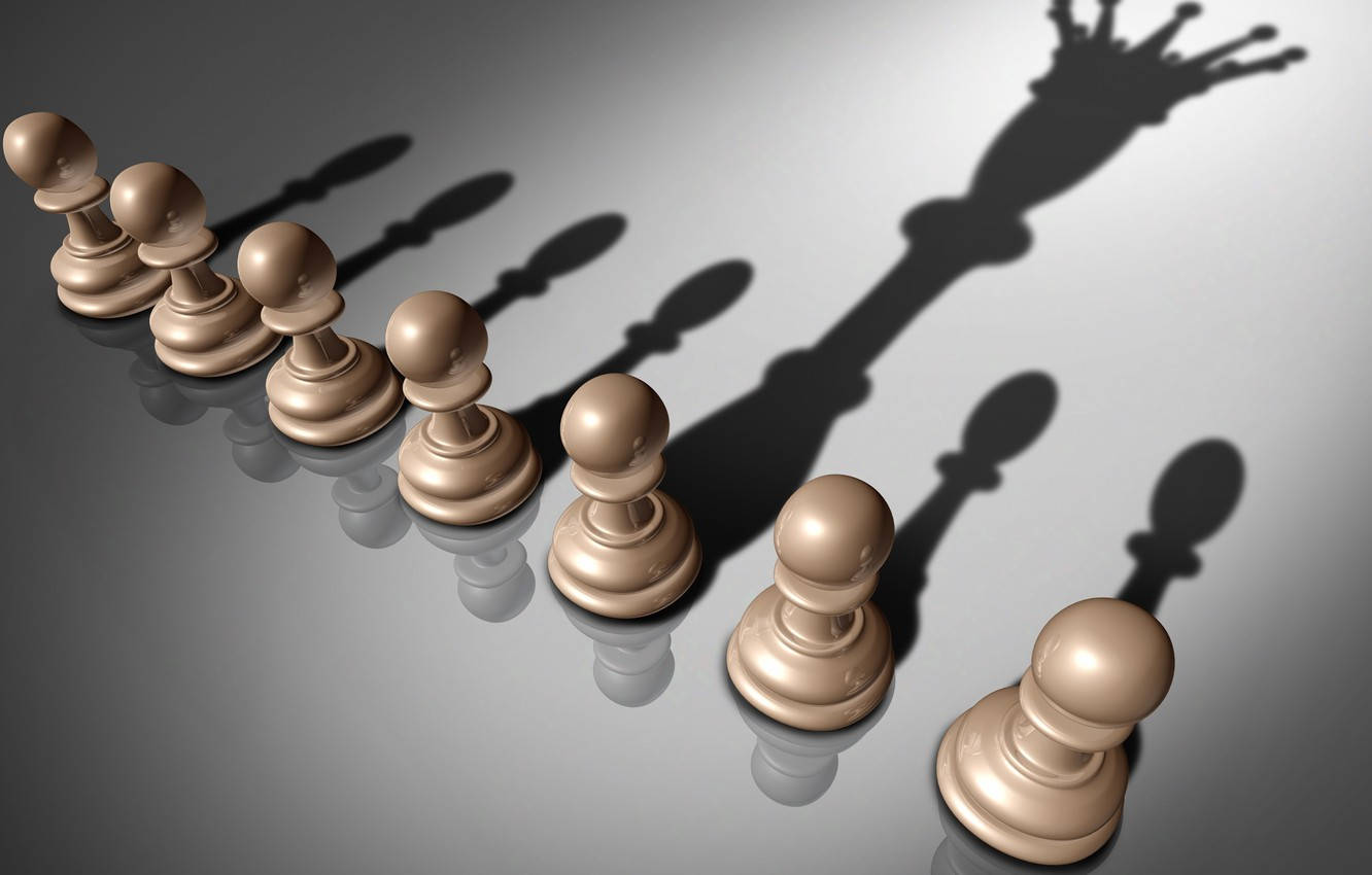 西洋棋 桌布 壁紙 — 一排西洋棋兵在反光表面上投射出長長的陰影，形成皇冠的輪廓。