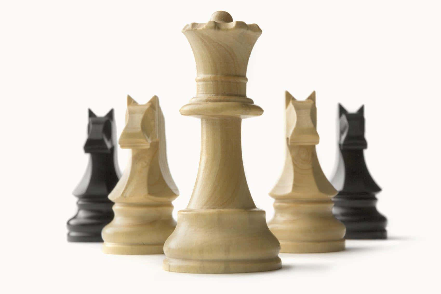 一排西洋棋棋子排列在白色背景上 壁紙