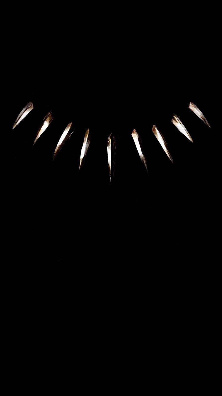Wakanda 桌布 壁紙 — 一排鋒利的金屬爪在漆黑背景上發光，構成極簡風格。