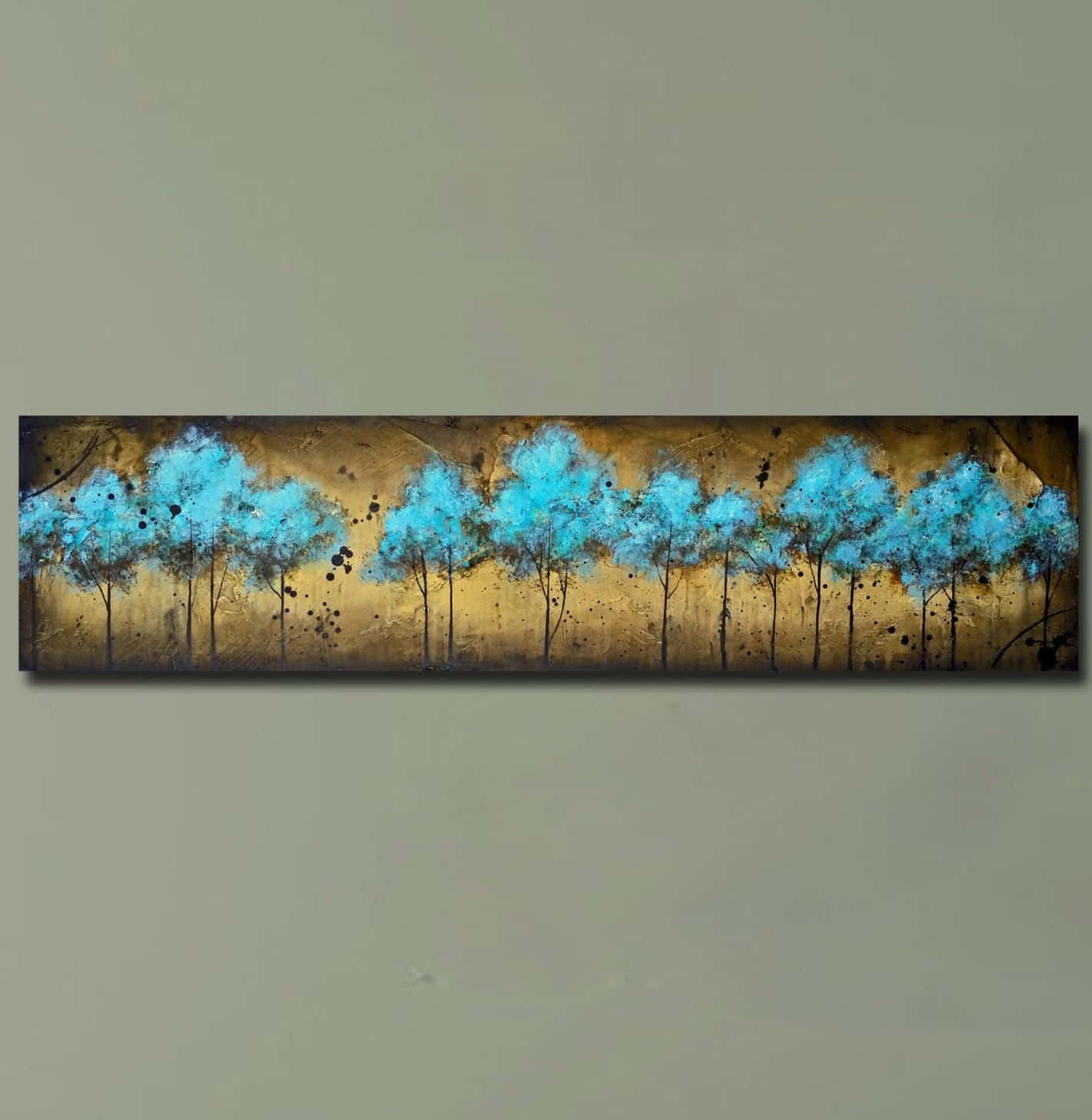 藝術 桌布 壁紙 — 一排風格化的藍色樹木帶有黑色飛濺，立於帶紋理的金色背景上，形成現代抽象畫。