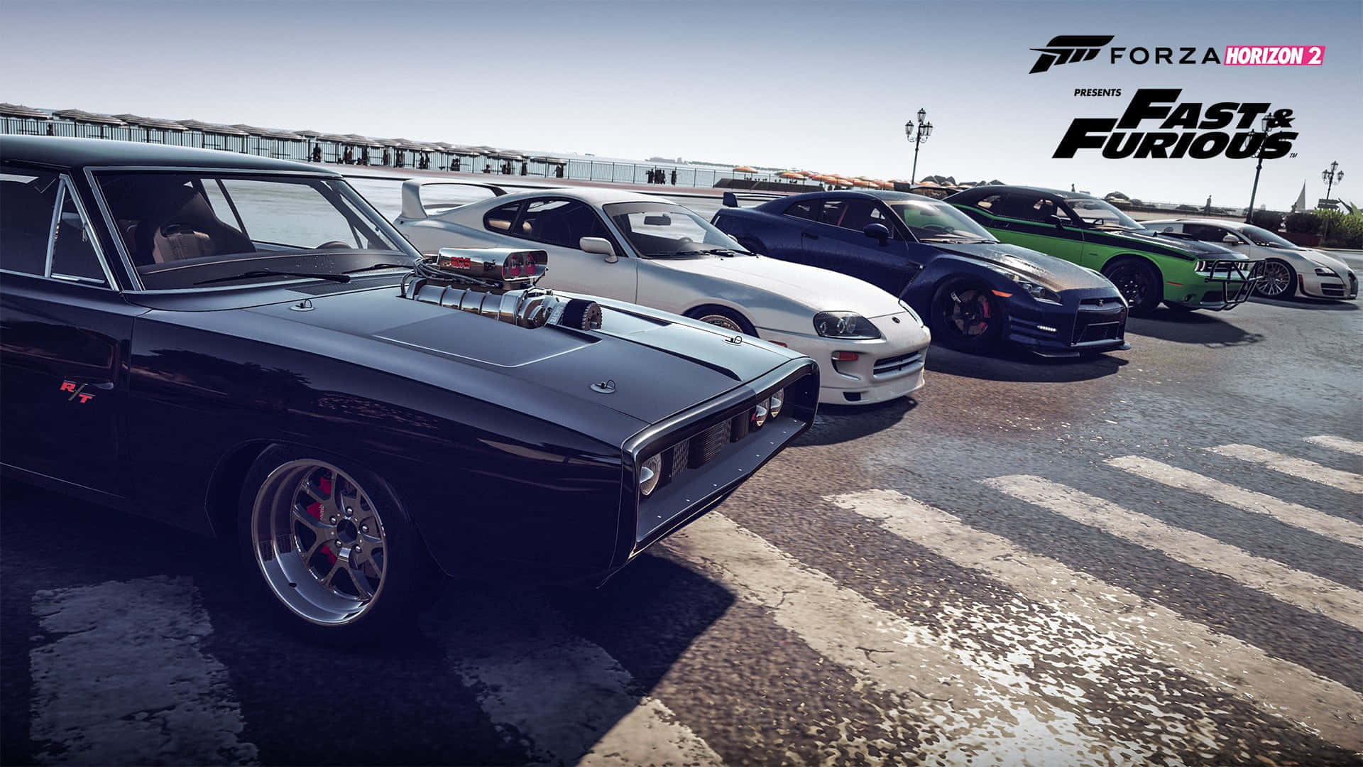 HD Fast And Furious 桌布 壁紙 — 一排高性能肌肉車停放在潮濕的瀝青場地上，在明亮的日光下，遊戲標誌清晰可見。