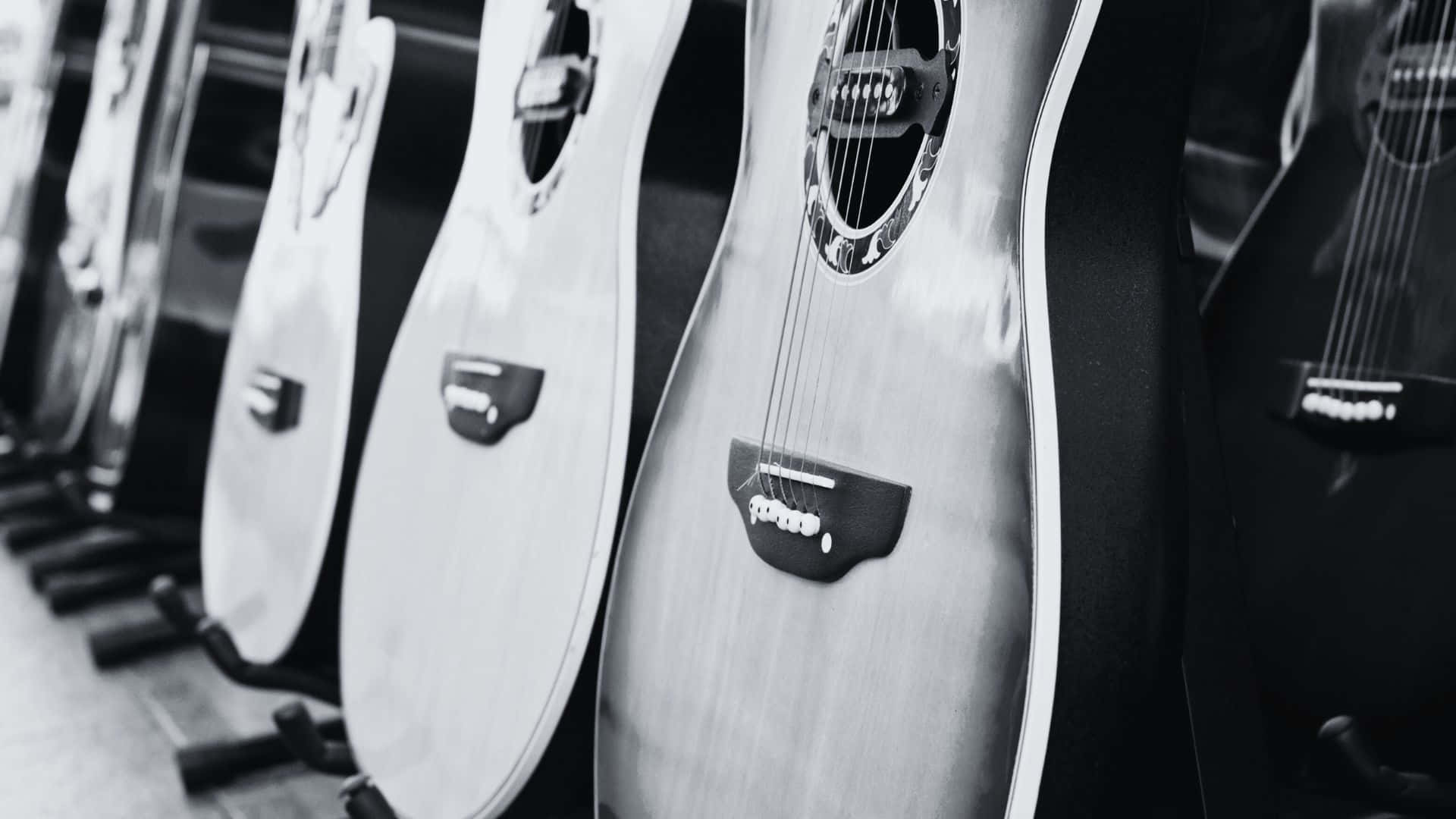 Black And White Guitar 桌布 壁紙 — 一排黑白原聲吉他，淺景深突出前景樂器。