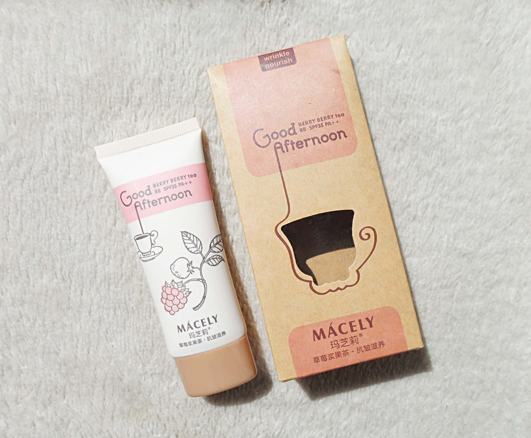 Good Afternoon 桌布 壁紙 — 一支Mácely Good Afternoon berry berry茶防曬乳管和盒子放在柔軟的紋理白色表面上。