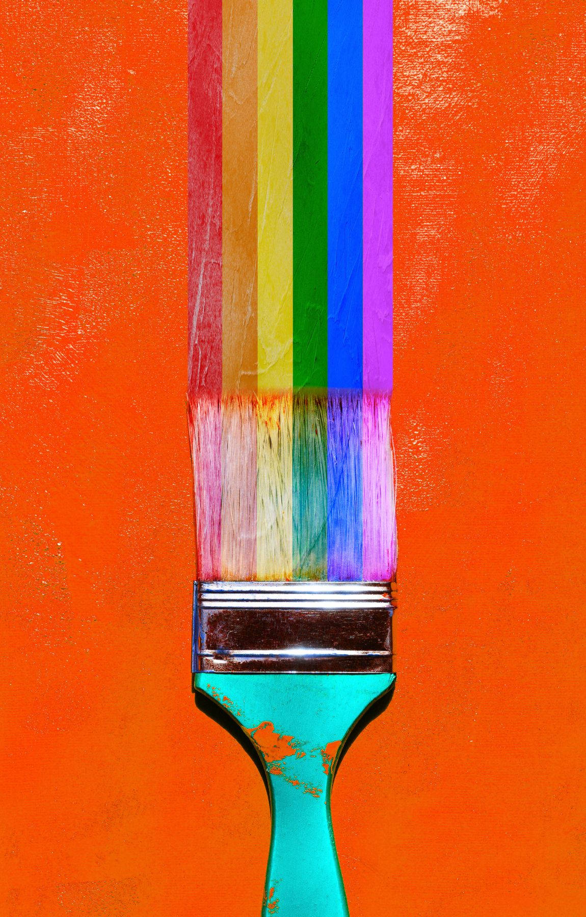 Subtle Lgbt 桌布 壁紙 — 一支充滿活力的畫筆，帶有彩虹色刷毛，直立於帶有紋理的橙色背景上。